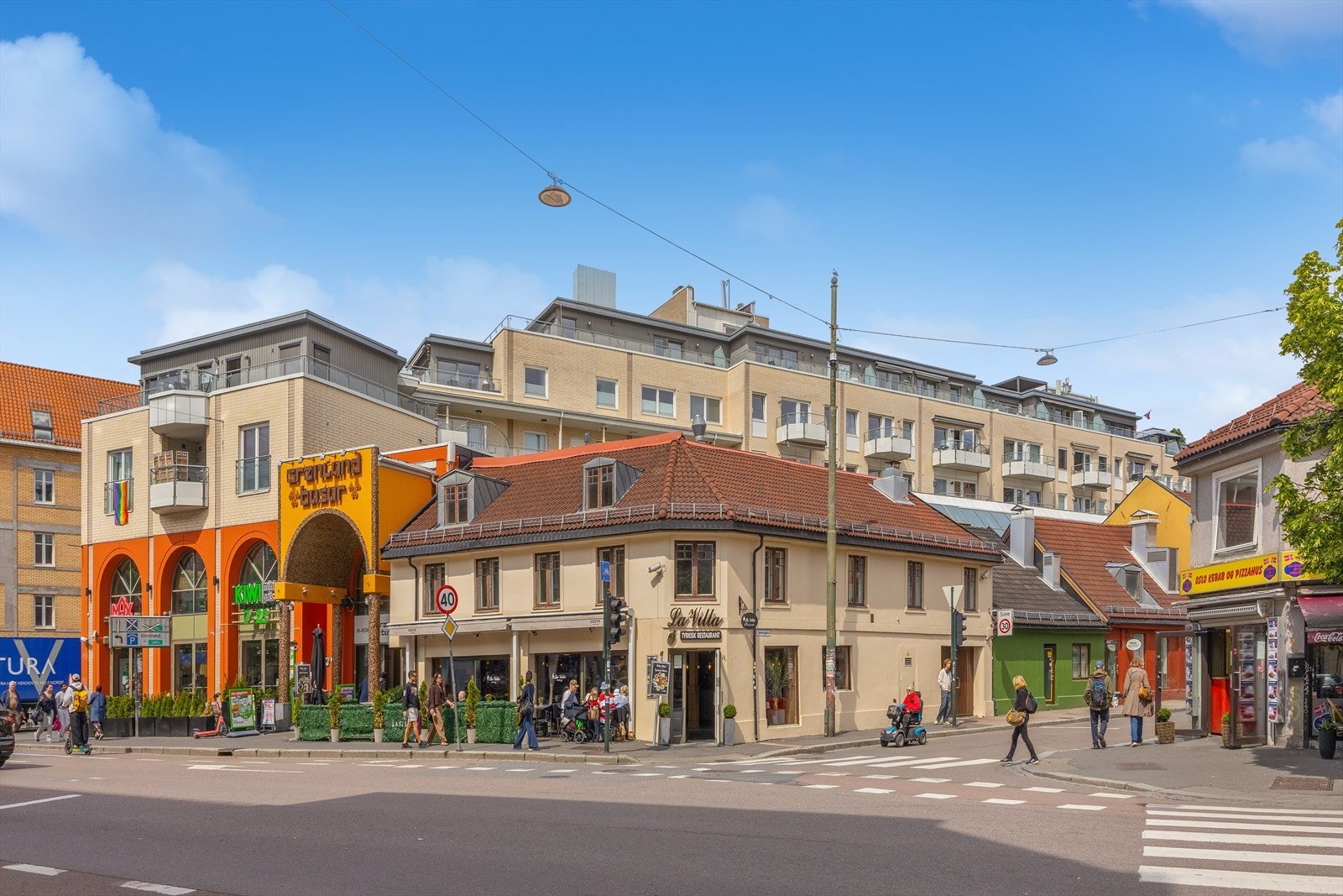 Fra leiligheten er det kun fire minutters gange til Grønland T-banestasjon, med umiddelbar nærhet til butikker og serveringssteder. Galleribilde