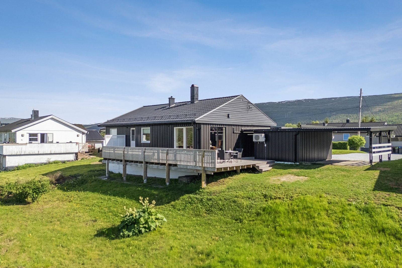 Enebolig med alle rom på ett plan, garasje med carport og en stor, opparbeidet tomt. Galleribilde