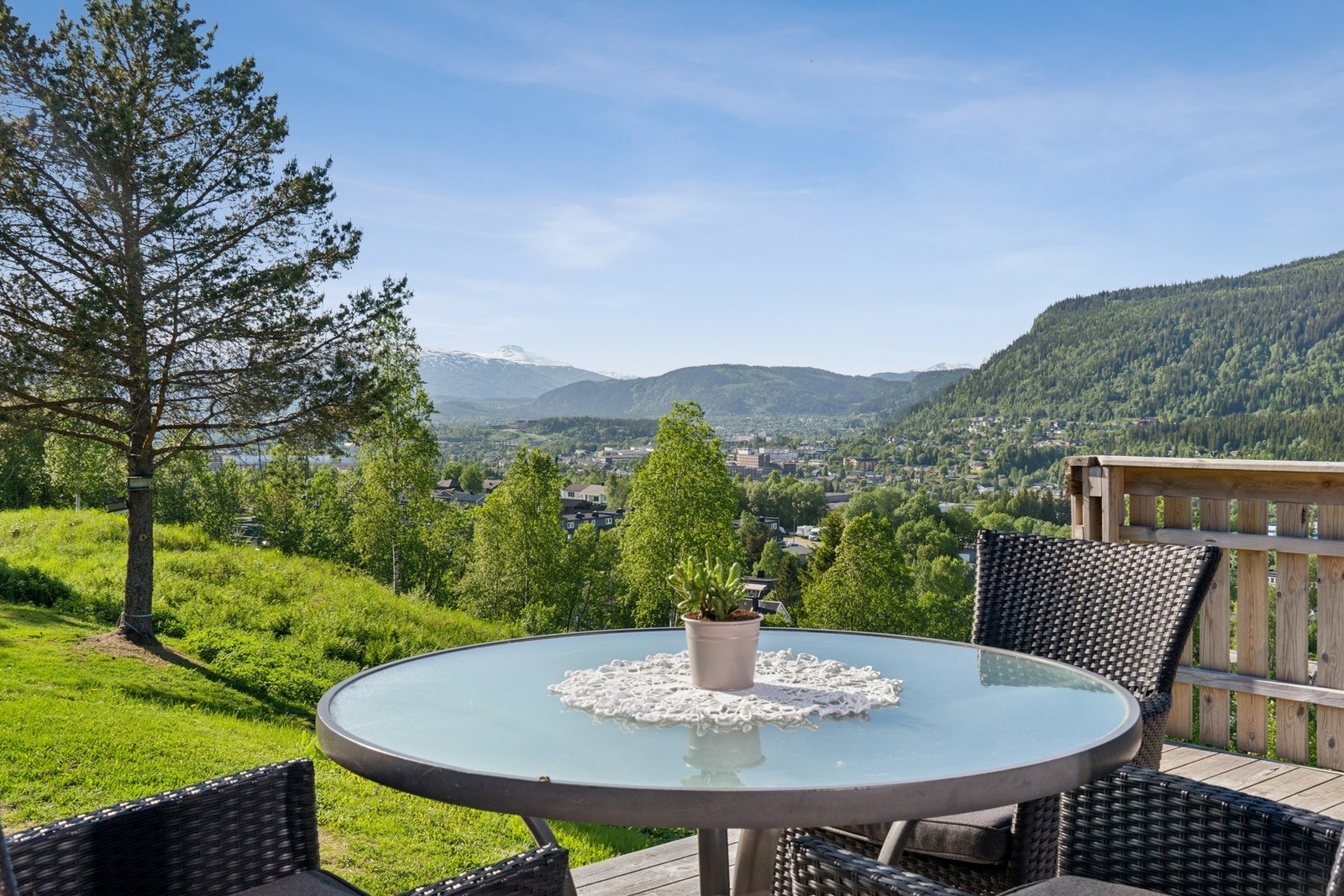 Her kan man nyte utsikten over nærområdet og fjellene i horisonten. Galleribilde
