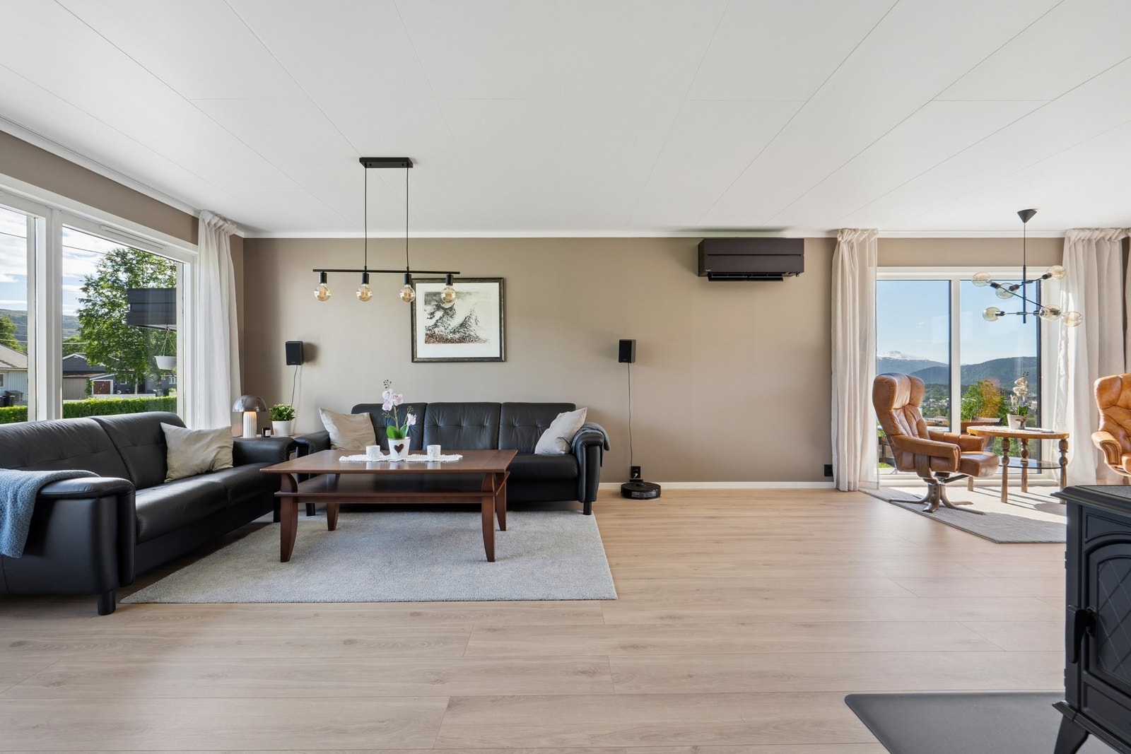 Stuen er romslig og har plass til flere sittegrupper, noe som gir fleksible møbleringsmuligheter. Galleribilde