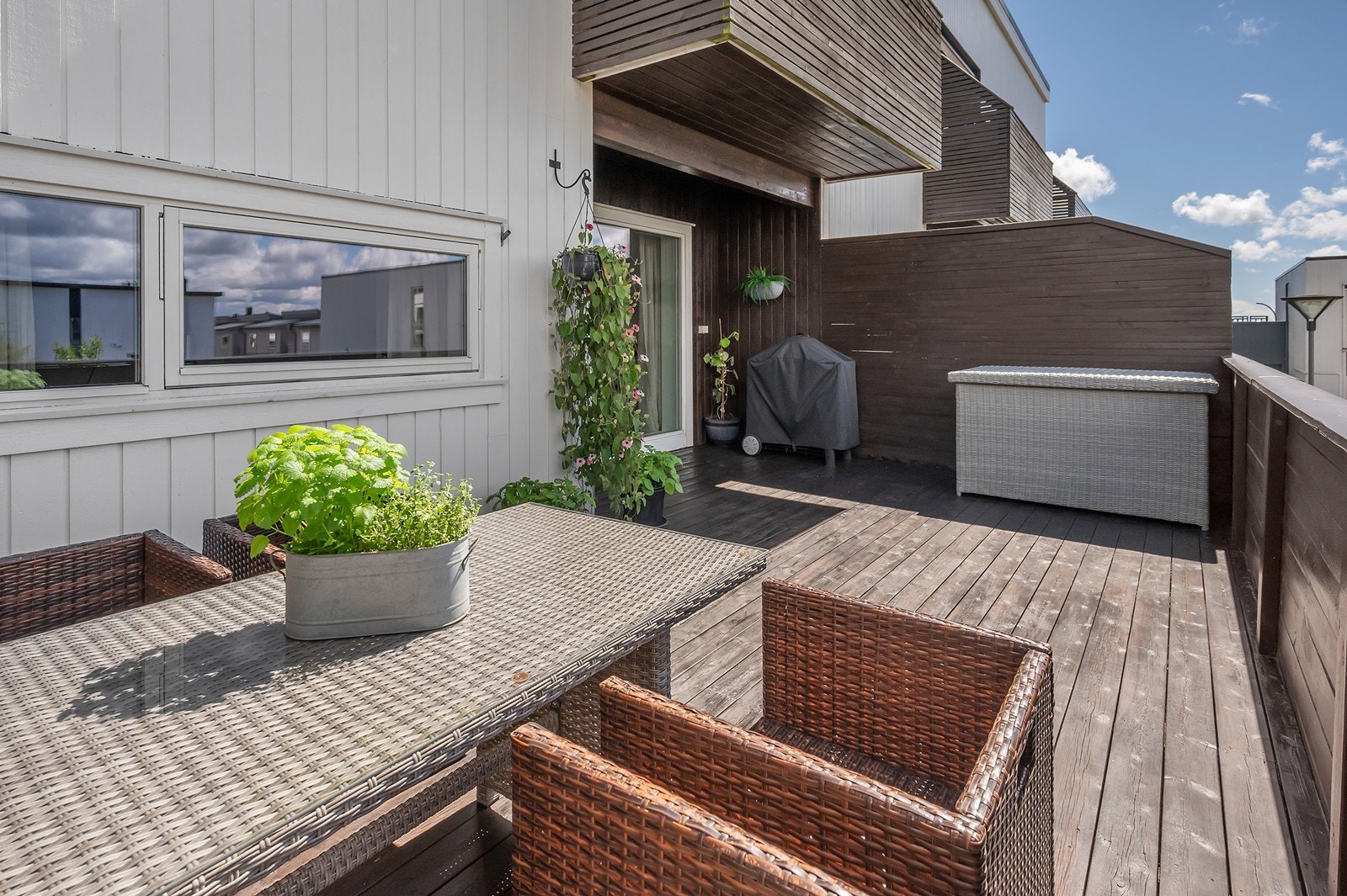 Romslig terrasse med god plass til utemøblement og gode solforhold Galleribilde