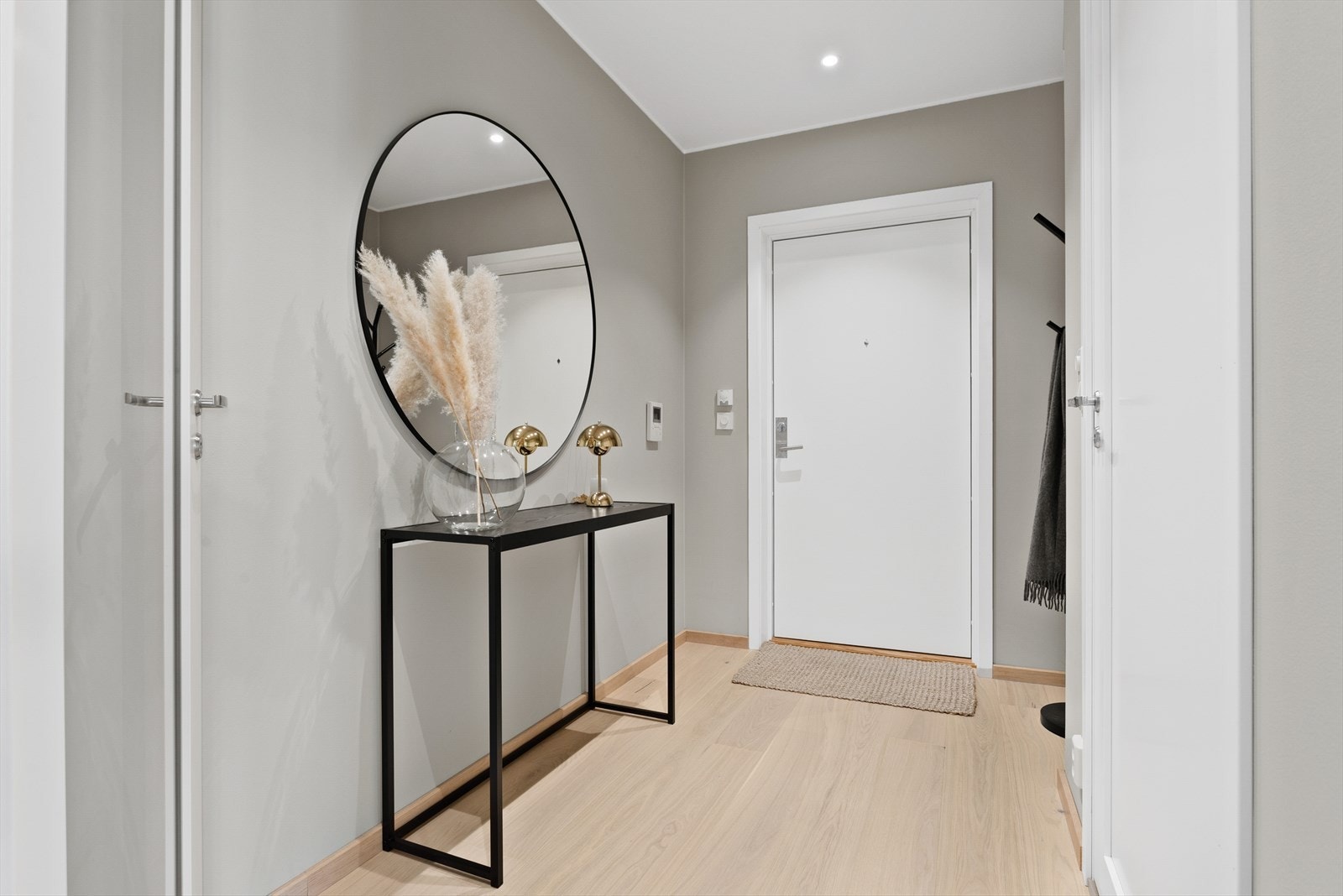 Velkommen inn til en innbydende og romslig entré som setter den gode standarden for leiligheten. Det er montert downlights i himling. Galleribilde