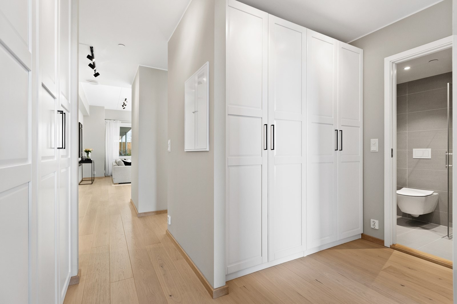 Stor gang med garderobeskap. Galleribilde