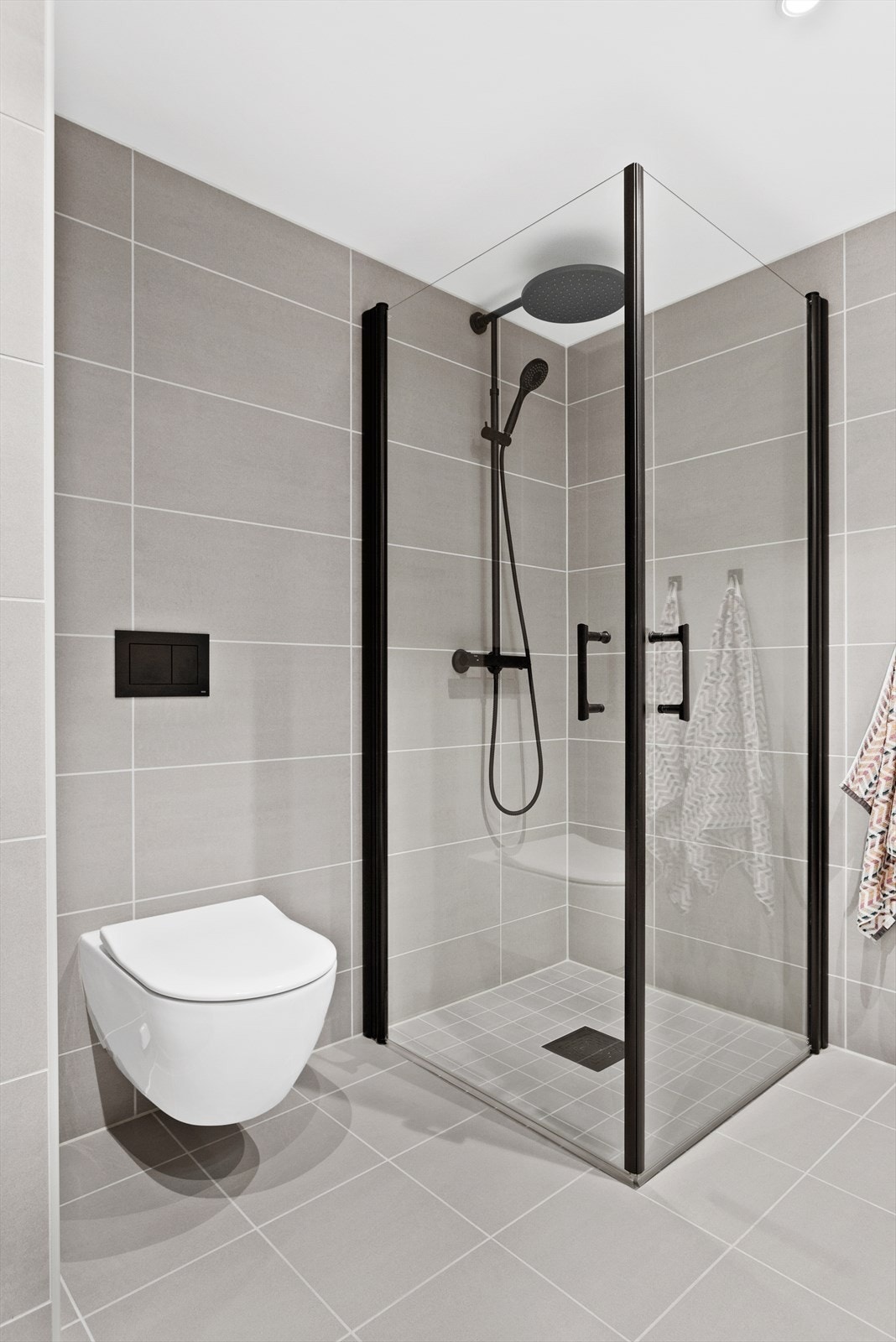 Leiligheten har to delikate og flislagte baderom. Badet ved entréen er romslig og har vannbåren varme i gulv og downlights i himling. Galleribilde