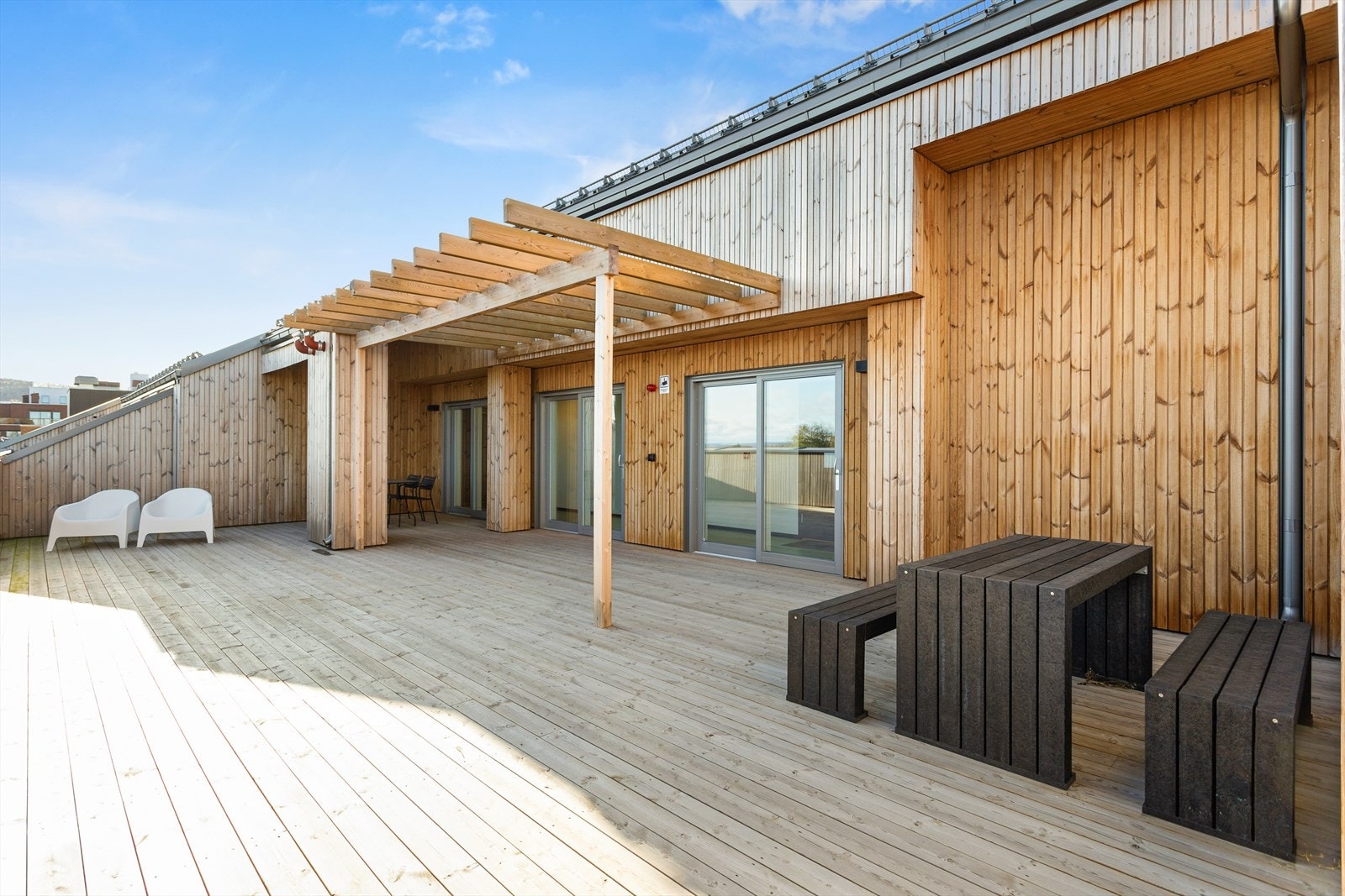 I samme etasje finner du felles takterrassen som nærmest fungerer som egen takterrasse. Galleribilde