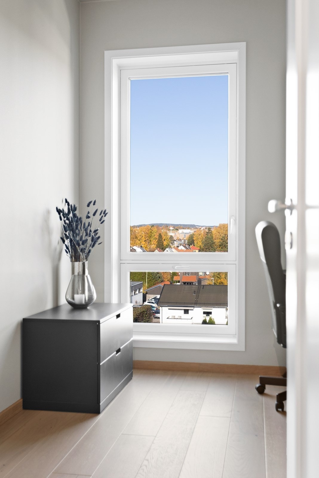 Soverom 2 kan utnyttes etter behov, og passer utmerket som barnerom/gjesterom/kontor o.l. Her er det også god utsikt fra vinduet. Galleribilde