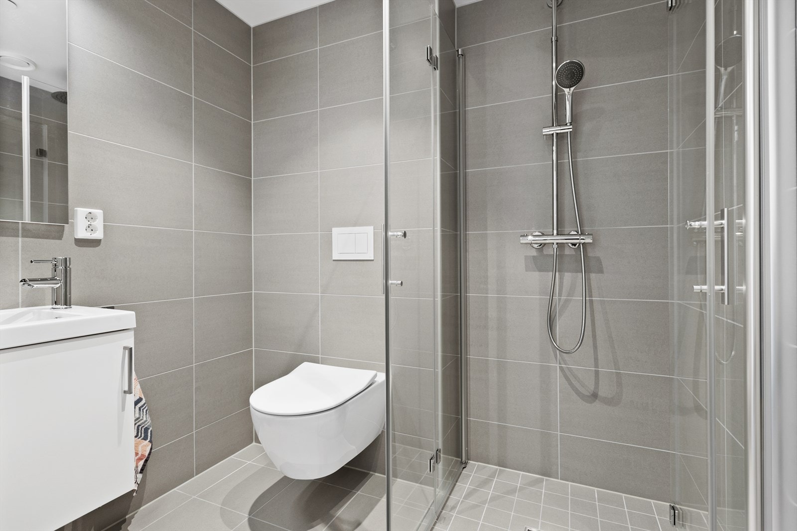 Det andre badet ligger praktisk til rett ved hovedsoverommet. Badet har vannbåren varme i gulv og downlights i himling. Galleribilde
