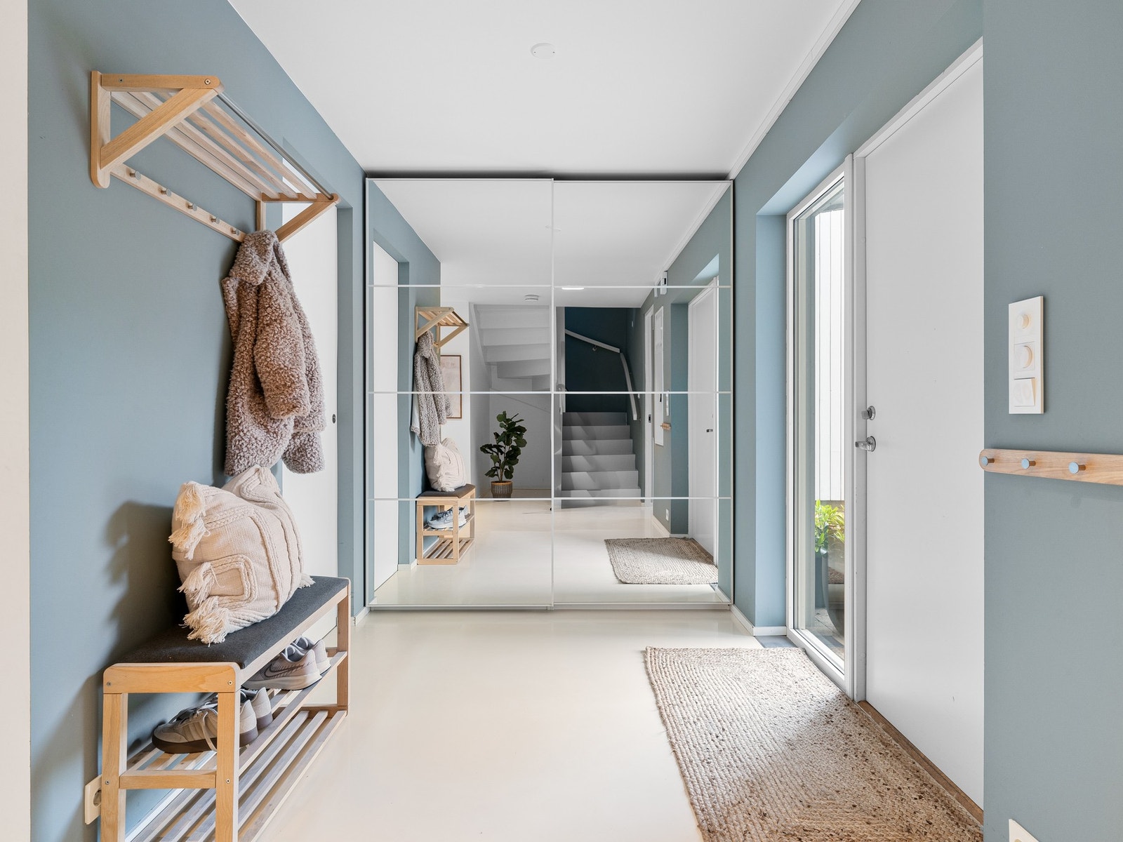 Skyvedørsgarderobe med speil gir praktisk oppbevaring av yttertøy og sko, samtidig som den bidrar til en god romfølelse i inngangspartiet. Galleribilde