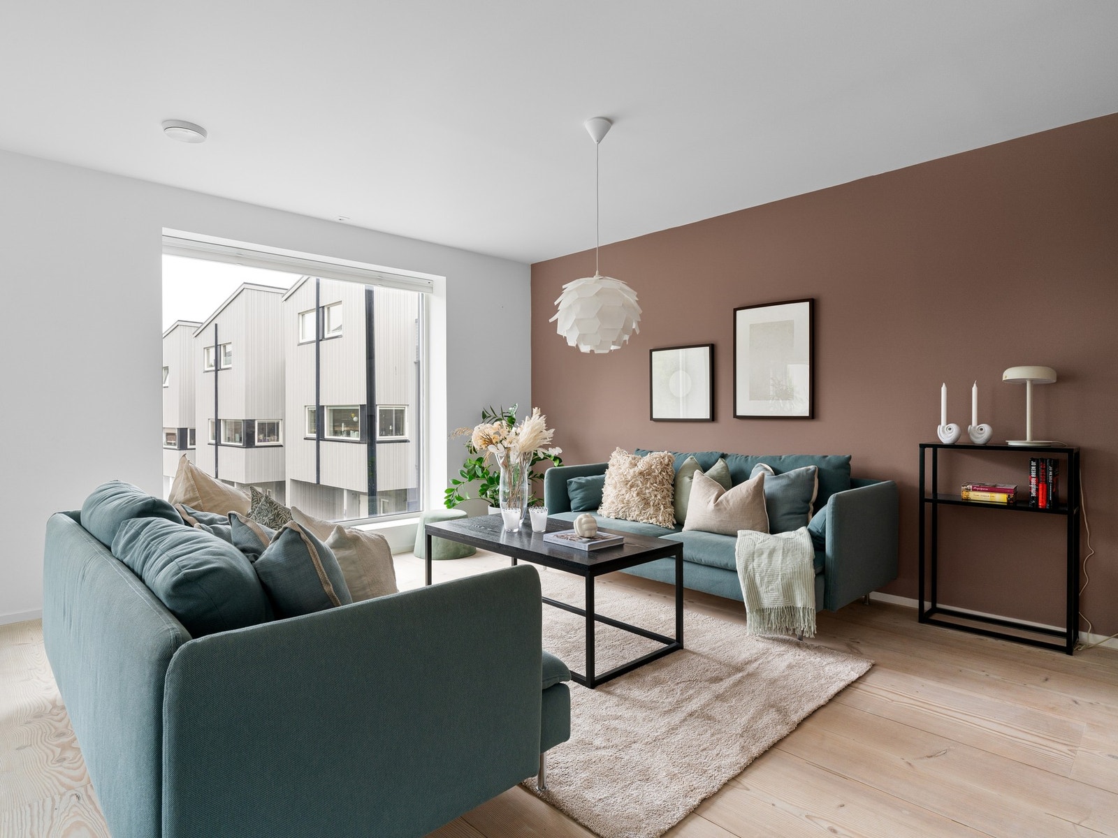 Boligen er oppført med listefrie løsninger rundt dører og vinduer, noe som gir et moderne og minimalistisk uttrykk. Galleribilde