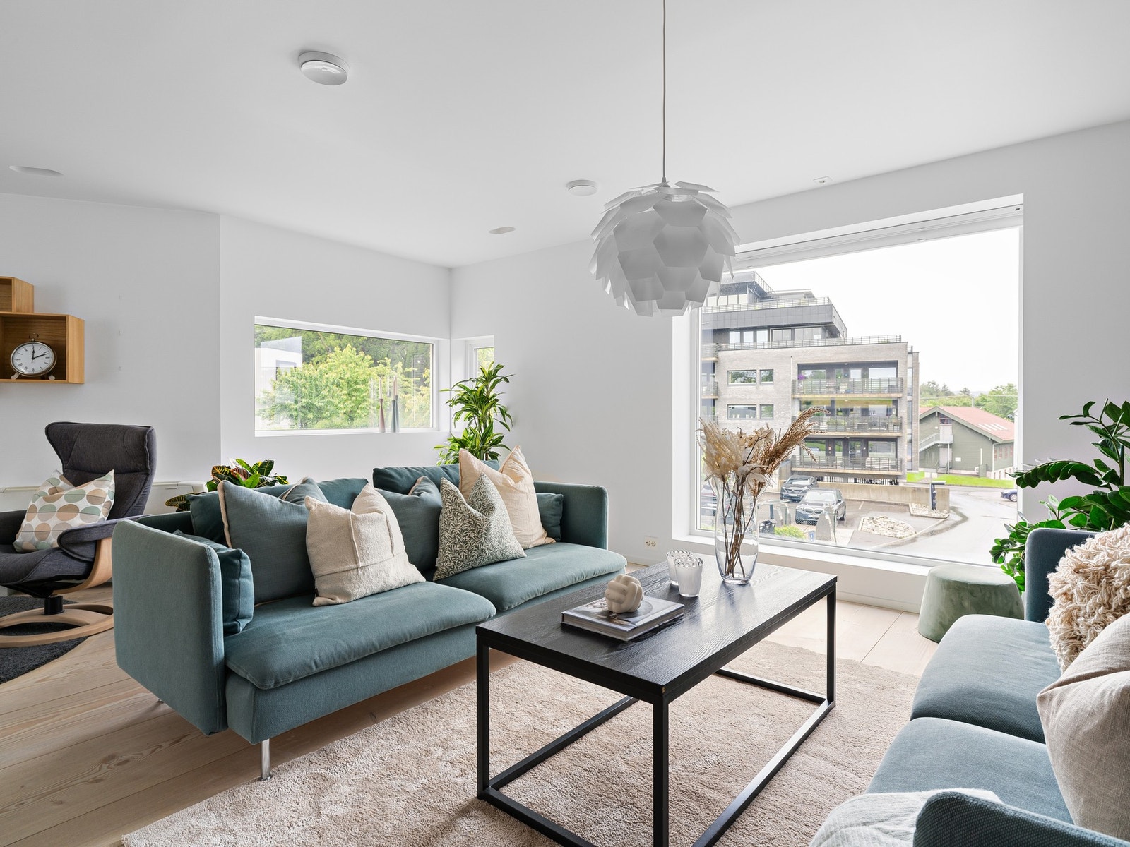 Generøse vindusflater slipper inn godt med dagslys og bidrar til en lys og innbydende atmosfære gjennom hele dagen. Galleribilde
