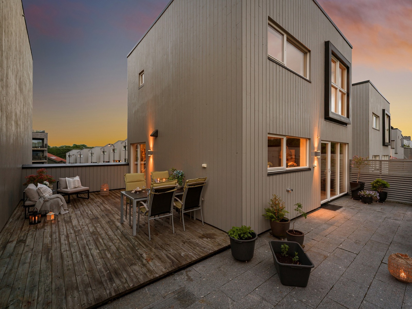 Det er også en skjermet terrasseflate i tre med direkte utgang fra stue. Galleribilde