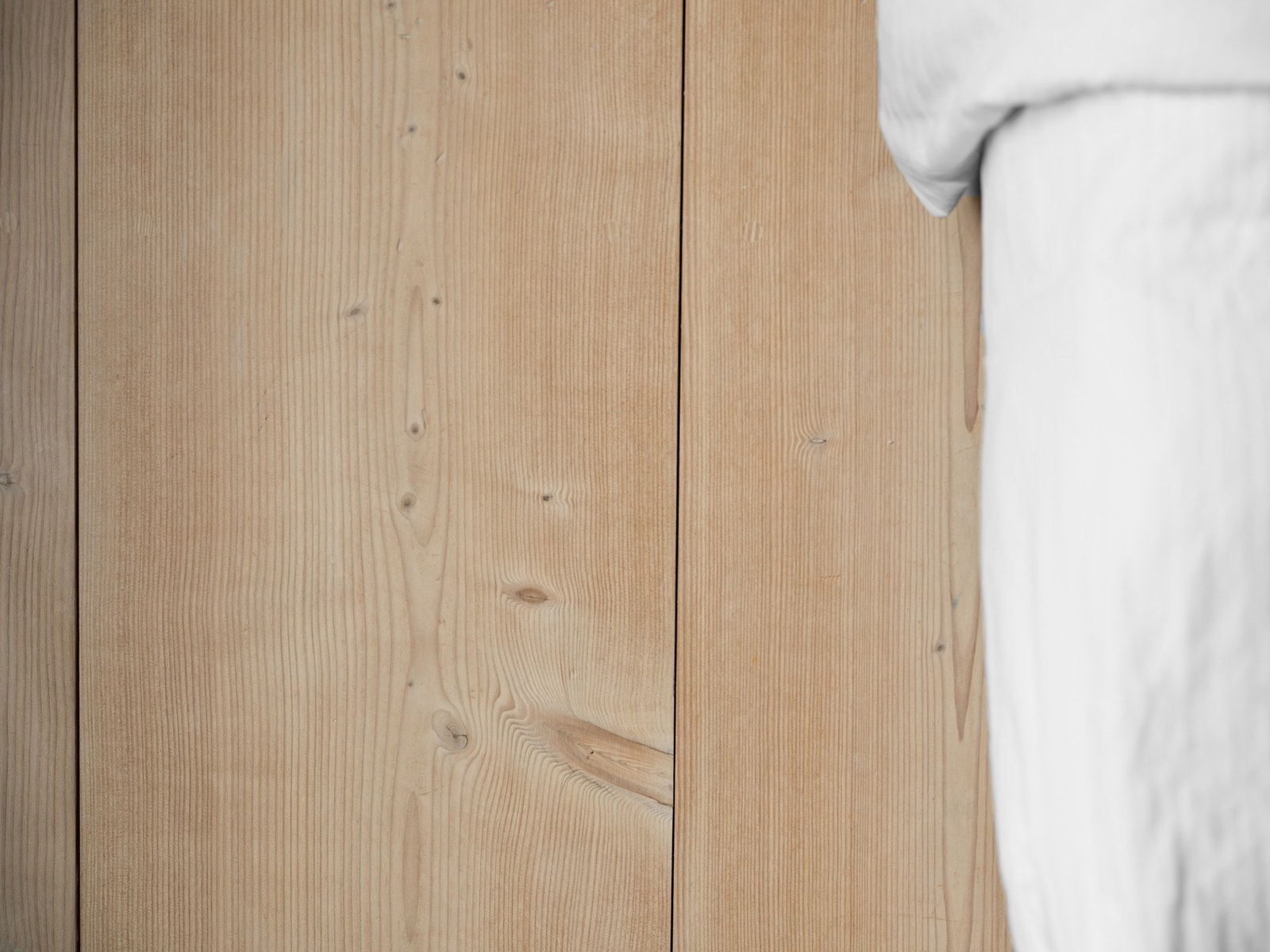 Gulvene består av eksklusive heltreplanker fra danske Dinesen, med en bredde på 40 cm, tykkelse på 35 mm og lengder mellom 6 og 9 meter. Galleribilde