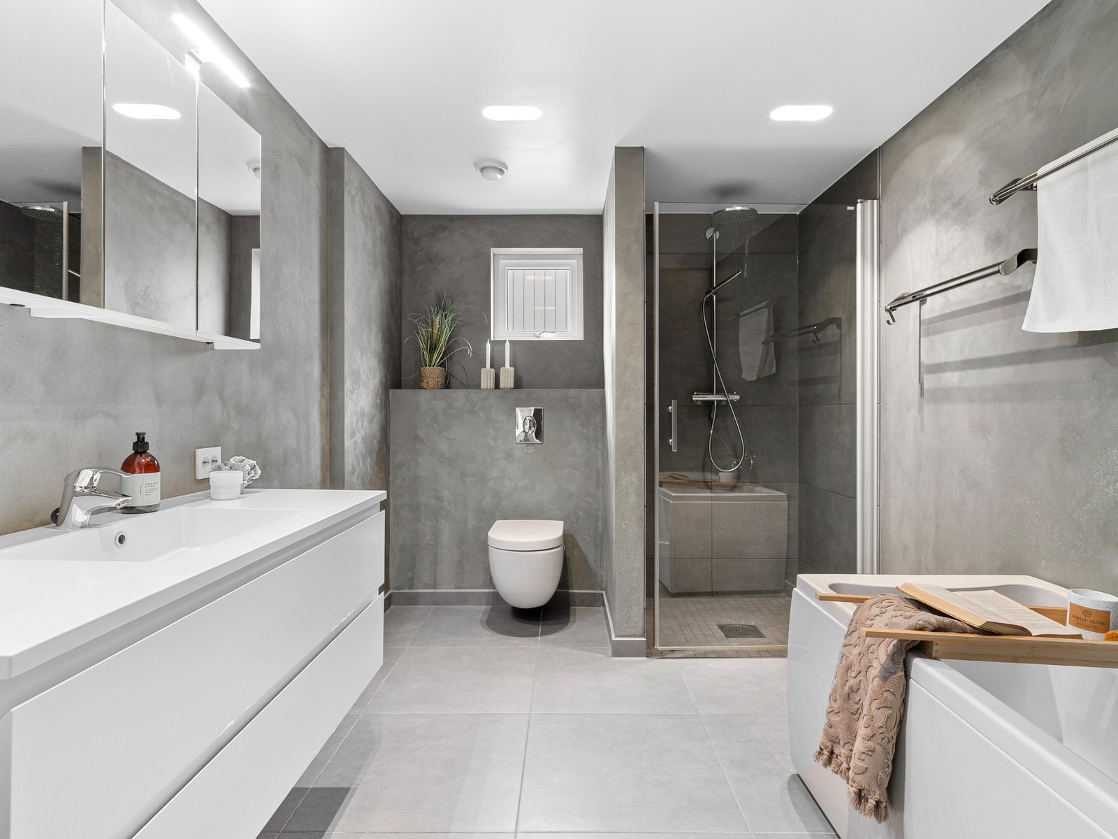 Badet i 2. etasje fremstår som funksjonelt og velholdt med flislagt gulv og en kombinasjon av fliser og malte overflater på veggene. Galleribilde
