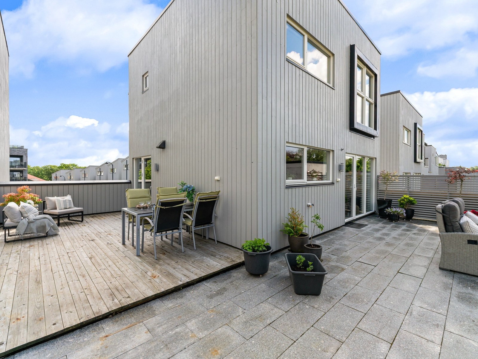 Tomten fremstår som velholdt og gjennomtenkt, godt tilrettelagt for både sosiale sammenkomster, rolige uteopphold og hverdagsliv. Galleribilde