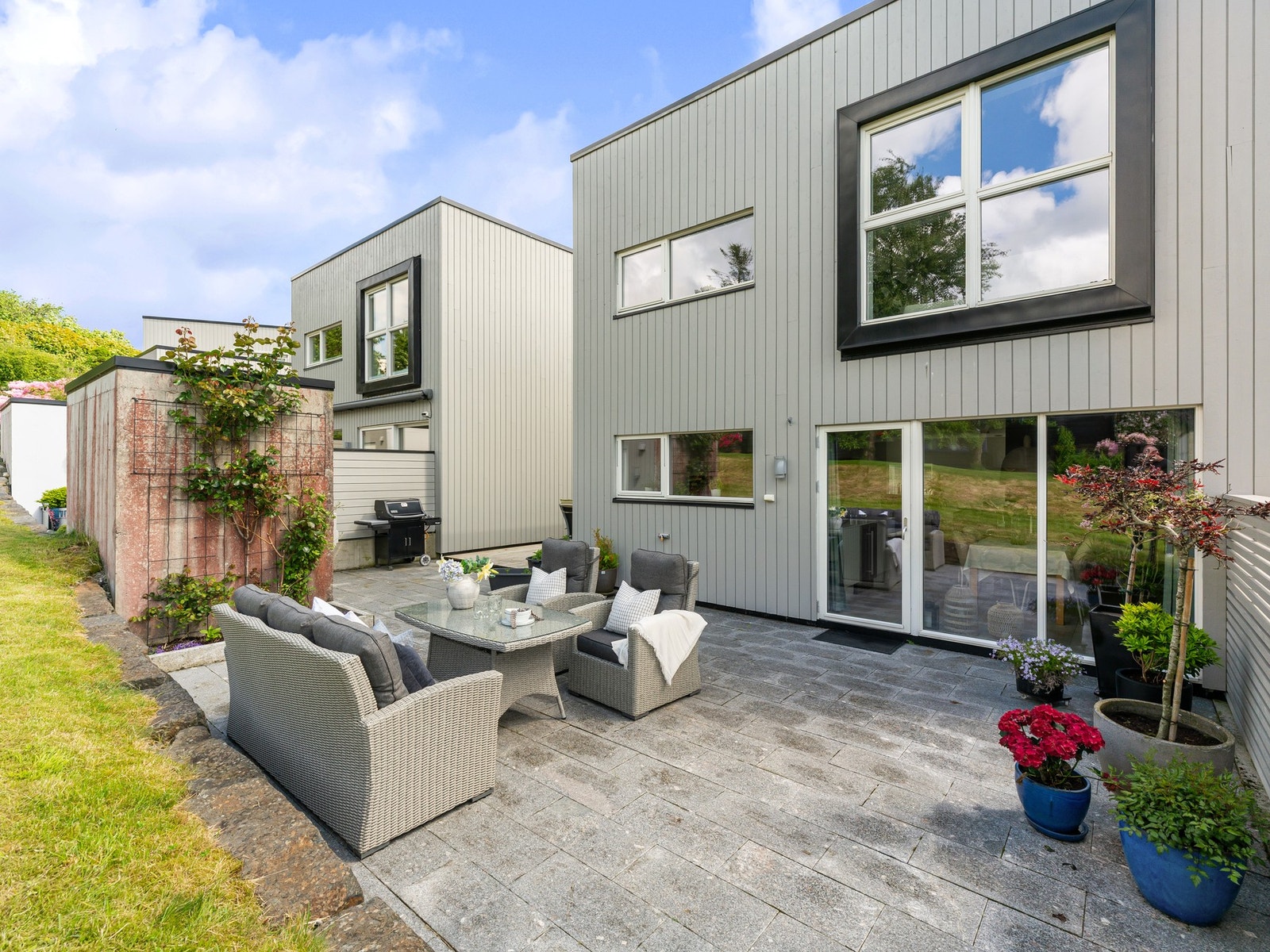Uteområdet har god plass til møblering i flere soner, med mulighet for både spisegruppe og hyggelige loungeområder. Galleribilde