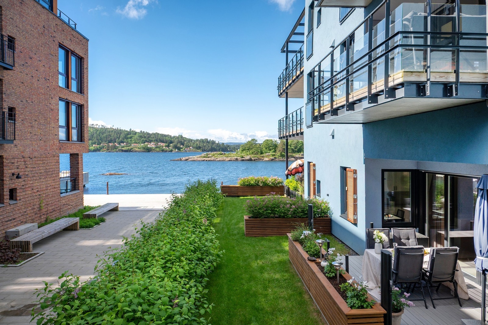 Leilighetene ligger idyllisk til ved Mossesundet og byr på ekte kystliv - med strand, sjø og skjærgård like utenfor døren. Galleribilde