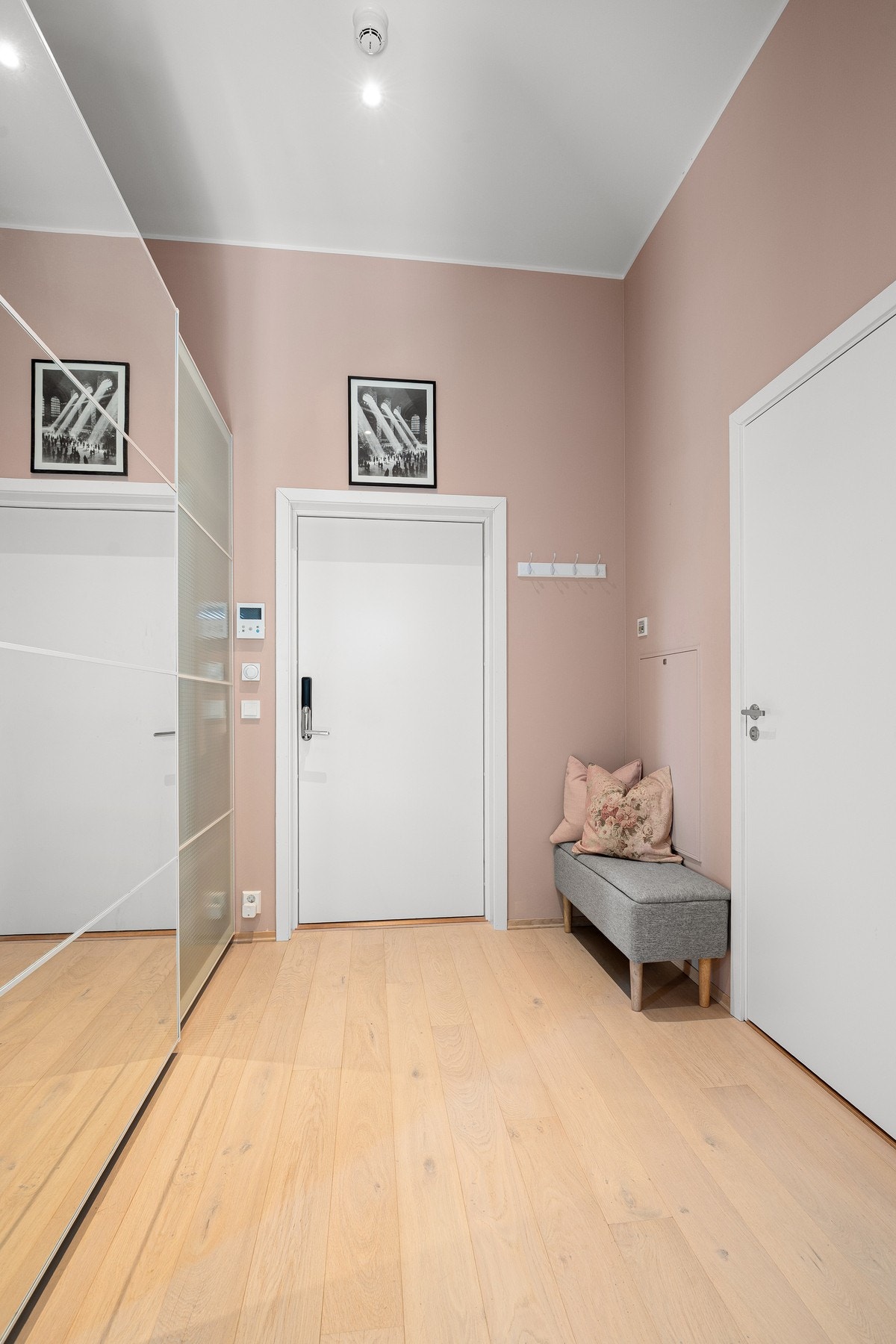Langs hele den ene veggen er det skyvedørsgarderobe med god plass til yttertøy, sko og oppbevaring. Galleribilde