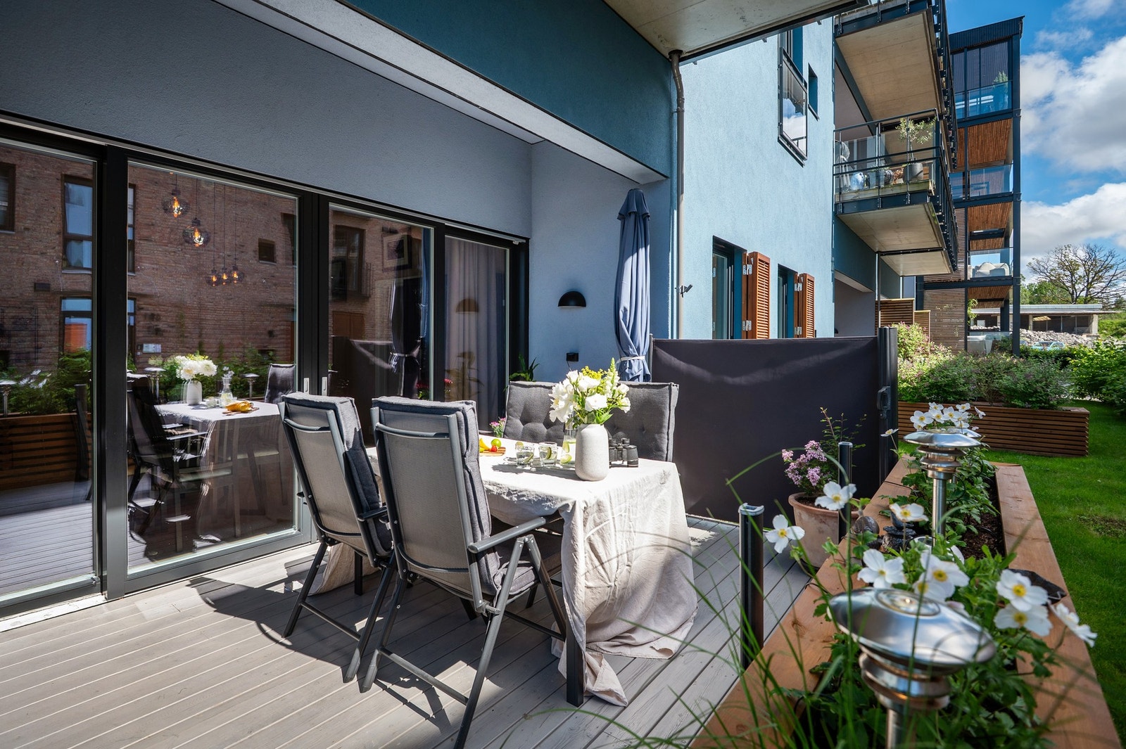 Terrassen på 15 m² har plass til både spisegruppe, grill og øvrig utemøblering. Galleribilde