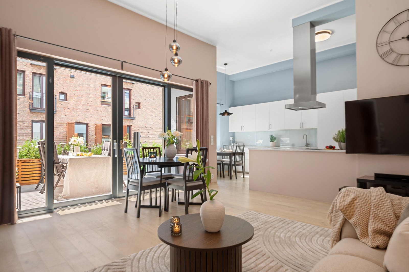 Fra stuen fører en skyvedør ut til markterrassen. Terrassen ligger i flukt med terrenget og på omtrent samme nivå som stuegulvet. Galleribilde