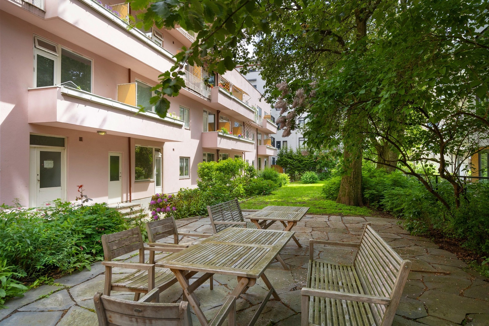 En pent opparbeidet bakgård Galleribilde