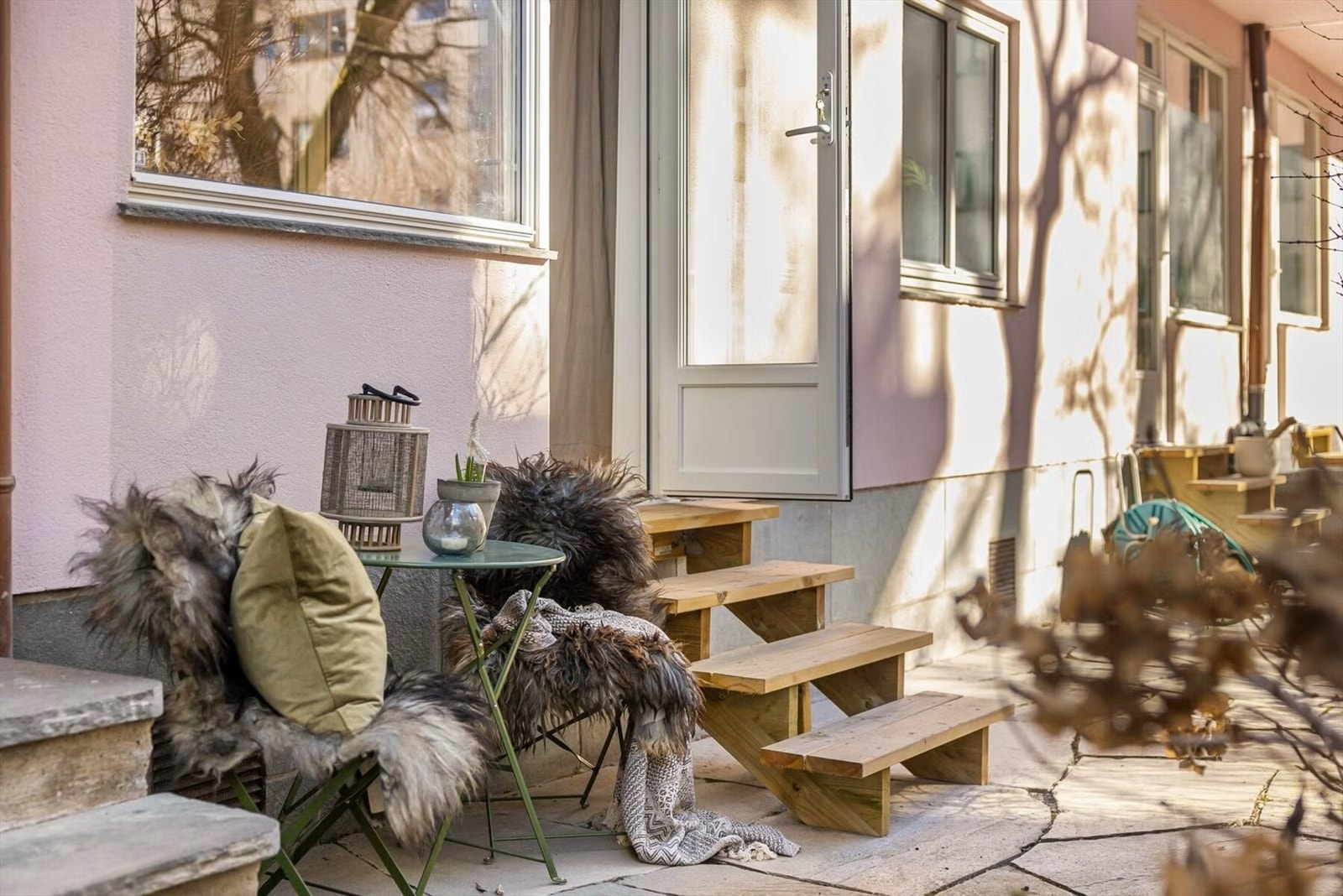 Leiligheten har direkte utgang til låst bakgård Galleribilde