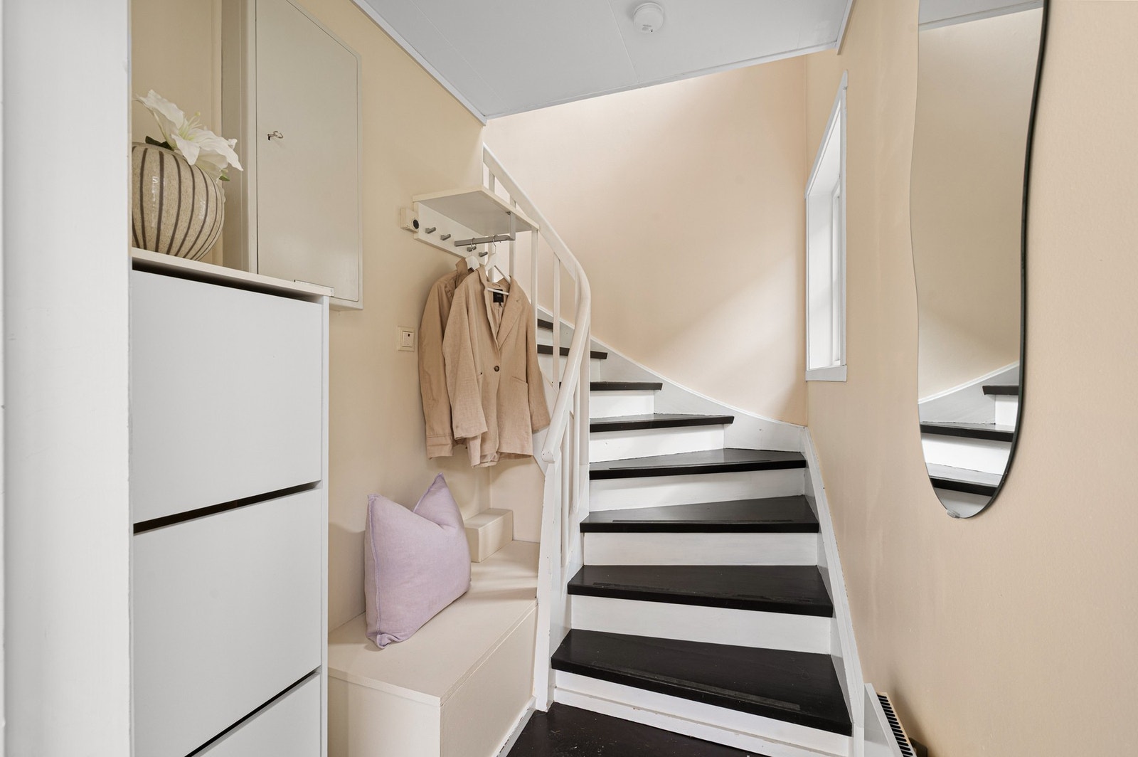 Lys og innbydende entré med gode oppbevaringsmuligheter. Galleribilde