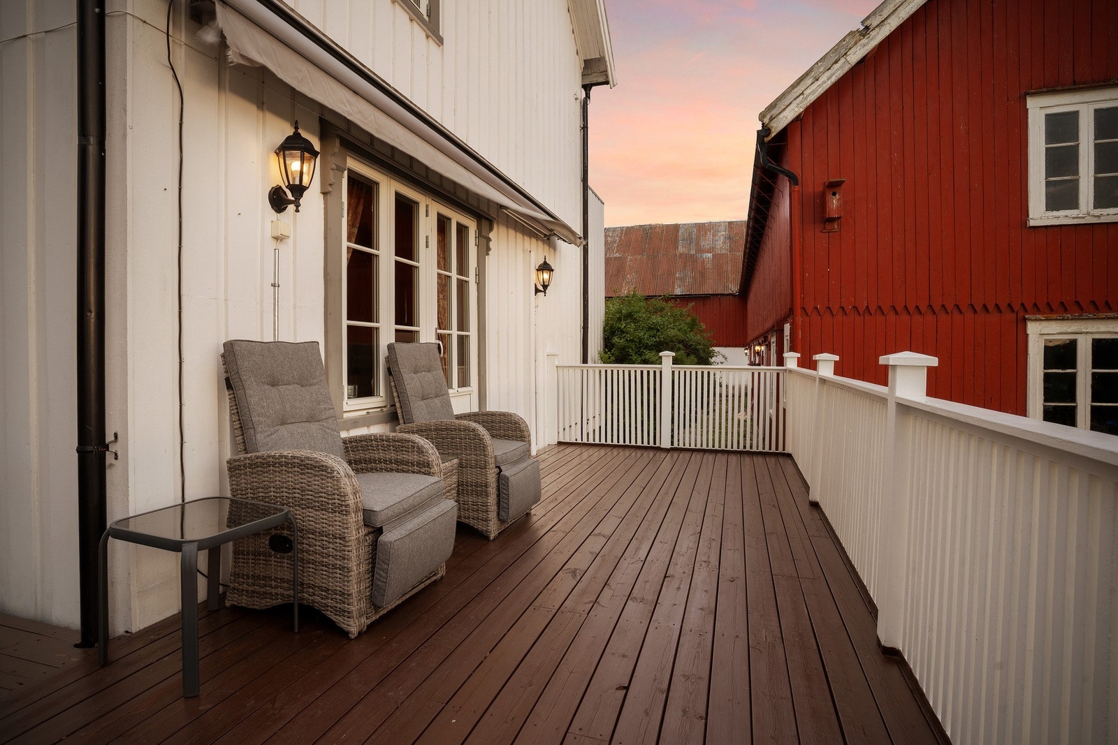 God plass til flere sittegrupper på terrassen. Galleribilde
