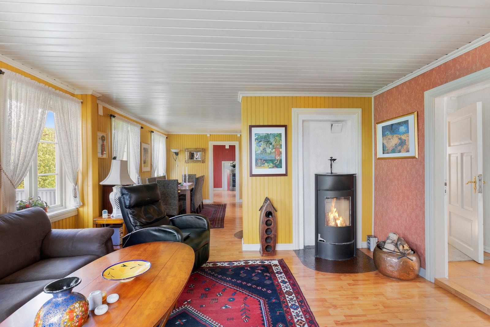 Varmepumpe og vedfyring på stua. Galleribilde