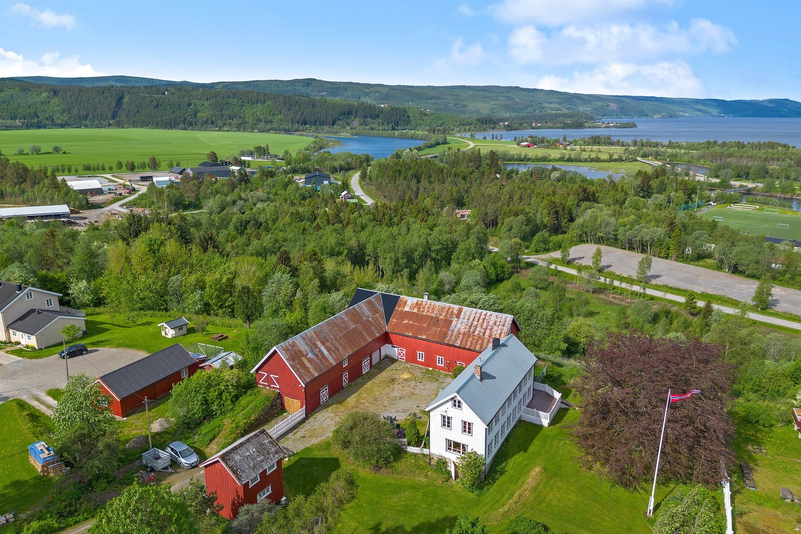 Eiendommen består av stor tomt, enebolig, driftsbygning. Galleribilde