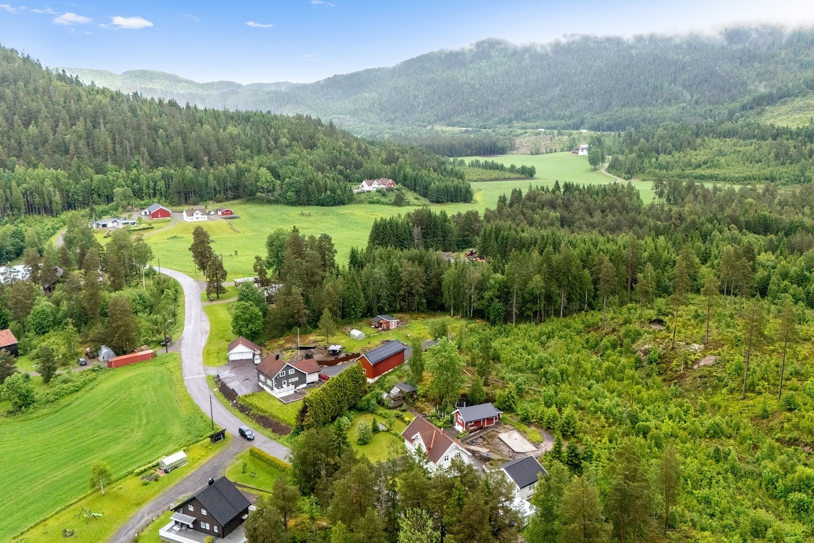 Landlig og rolig område bestående av spredt bebyggelse. Galleribilde