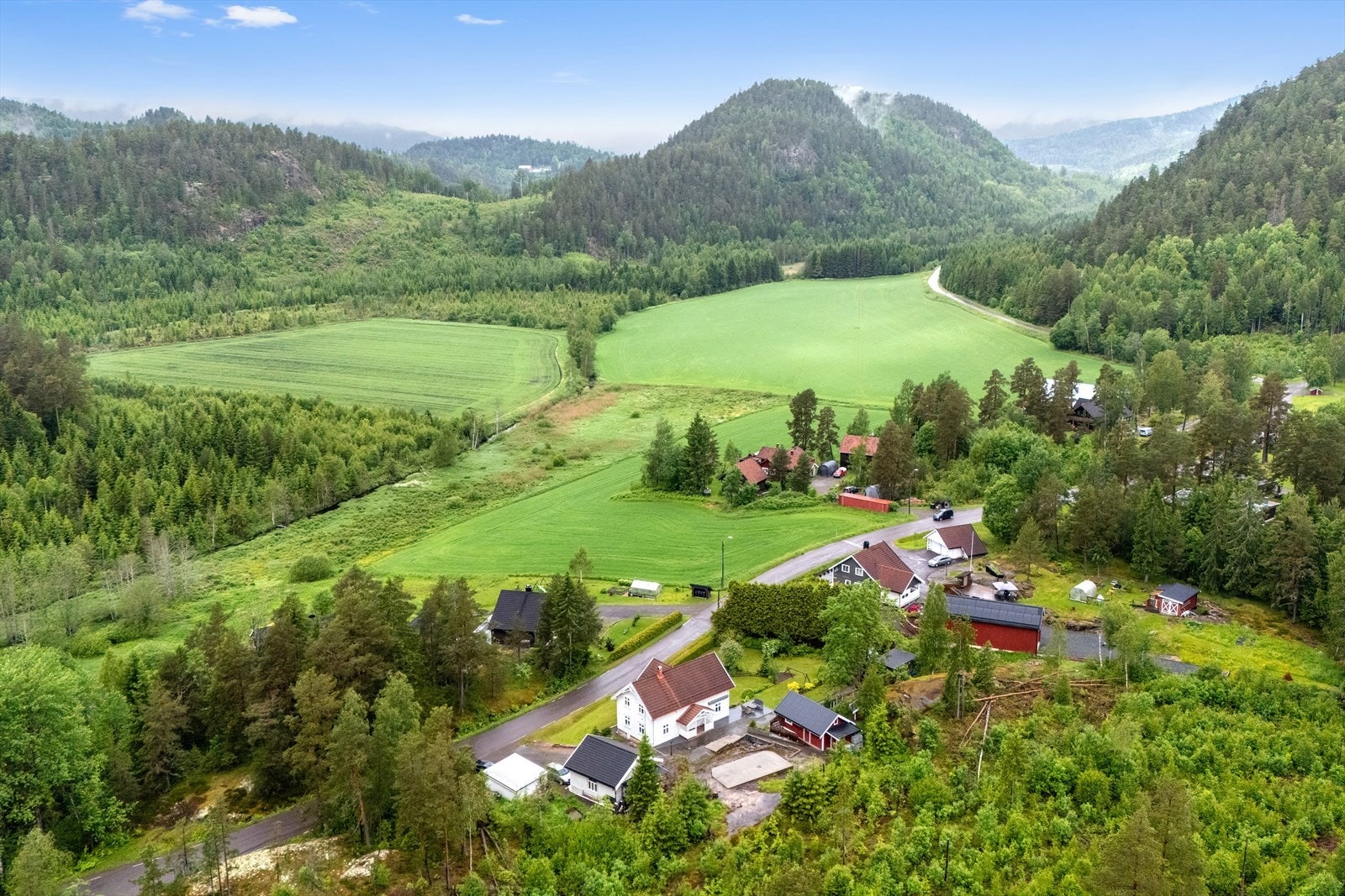 Naturskjønt og landlig boligstrøk ved Odderudveien, Hillestad i Holmestrand kommune. Galleribilde
