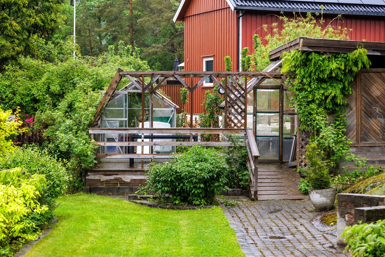 Tunet fremstår som en liten landlig oase med gode muligheter for hobbydyrking, kjøkkenhage og mindre dyrehold som høner. Galleribilde