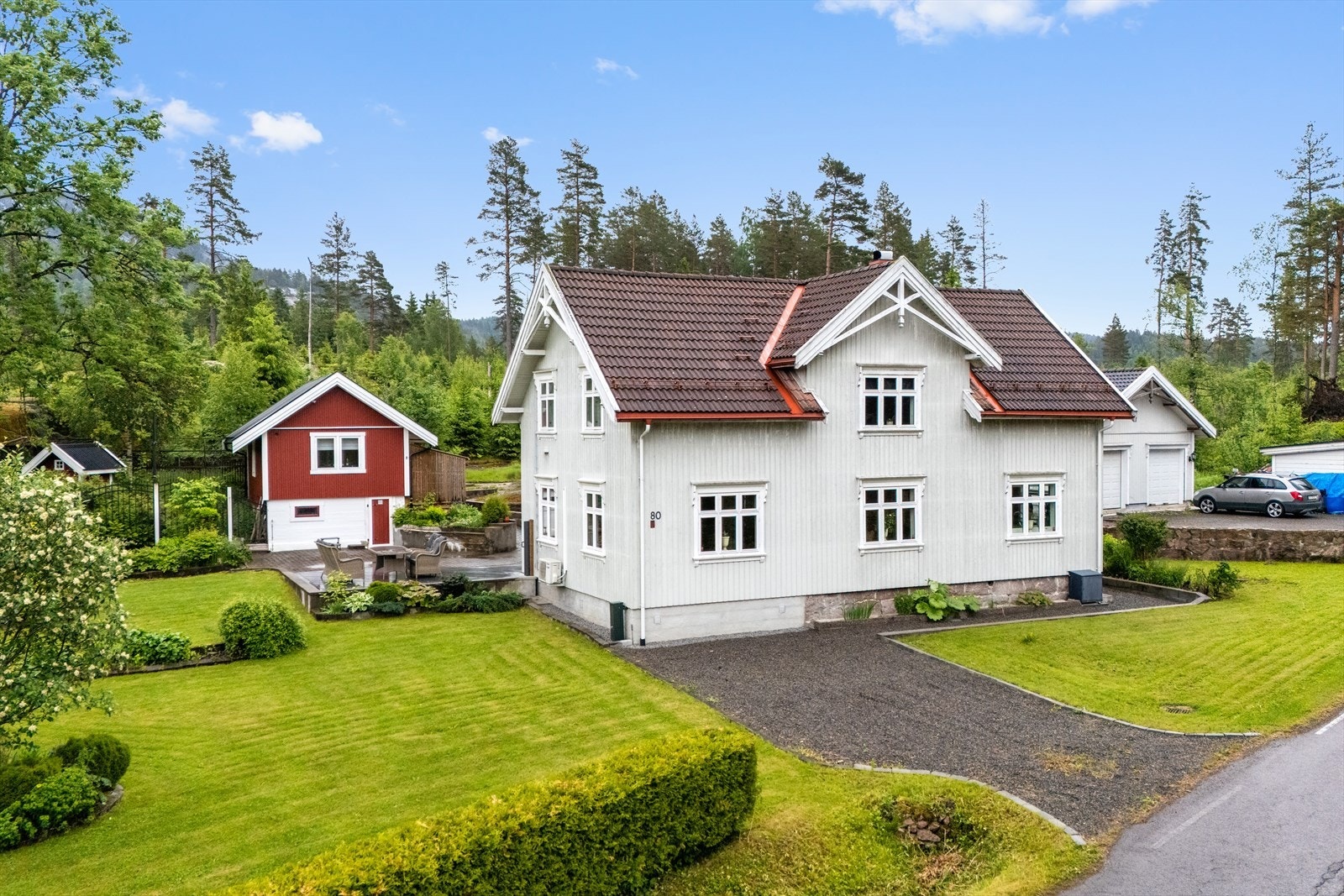 Meget velstelt eiendom med fantastiske uteområder og knallgode solforhold. Galleribilde