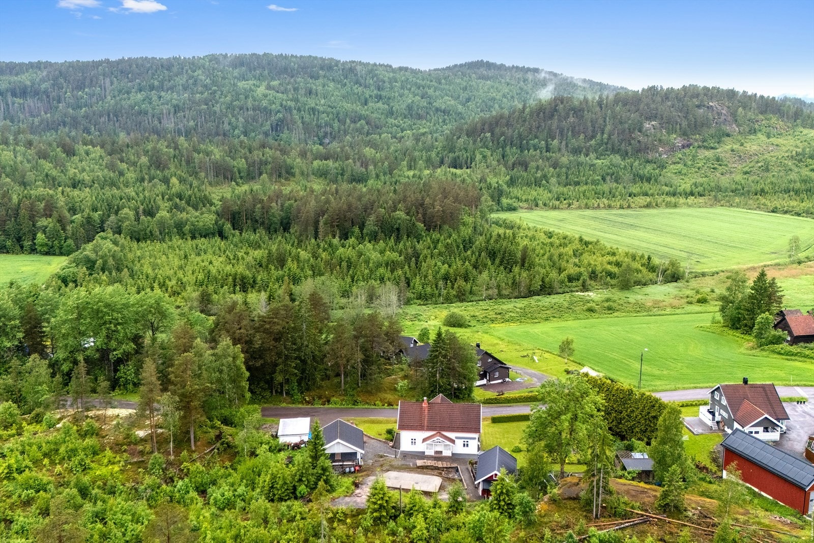 Her har man et eldorado av turområder like i nærheten, samt kort vei til Botne skole og Møllerdammen naturbarnehage. Galleribilde