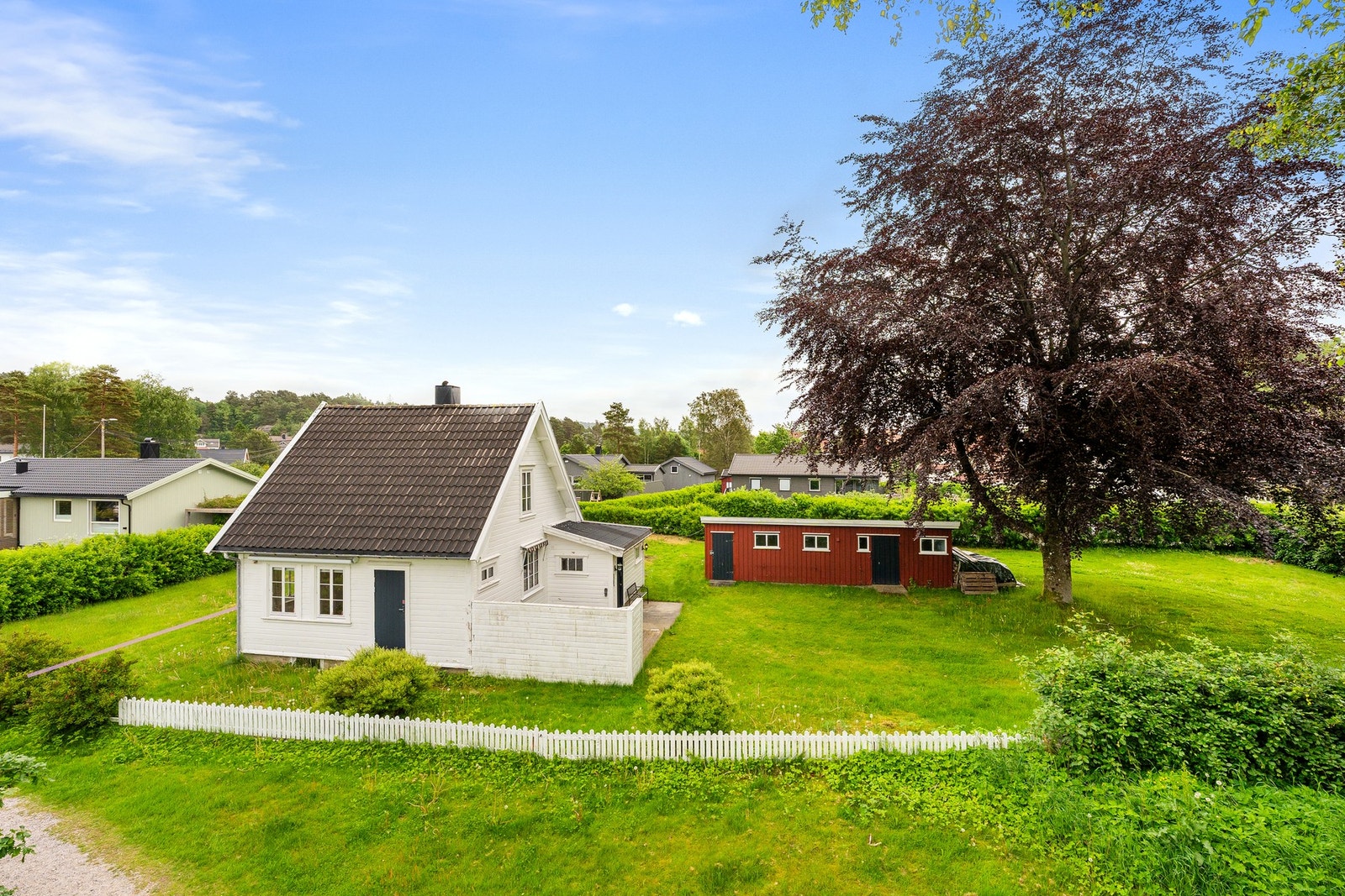 Enebolig med stor tomt på 1376m² - del av plen er utenfor denne tomten - illustrert med strek i bilde Galleribilde