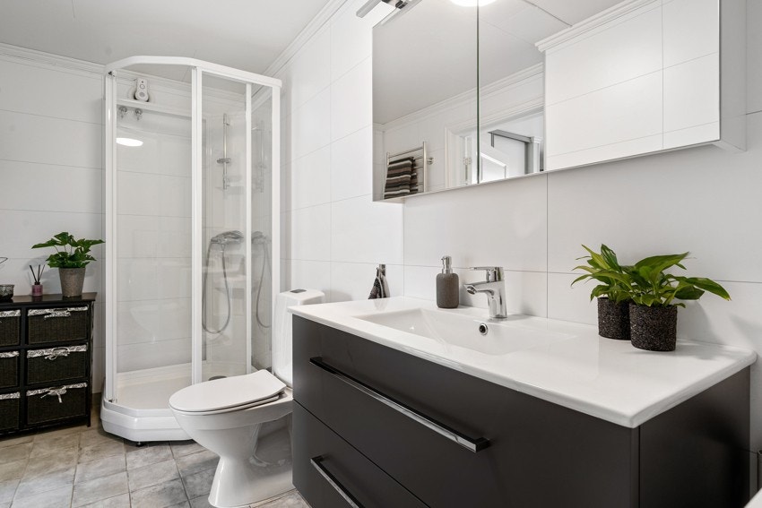 Baderommet har en stilig innredning og opplegg for vaskemaskin