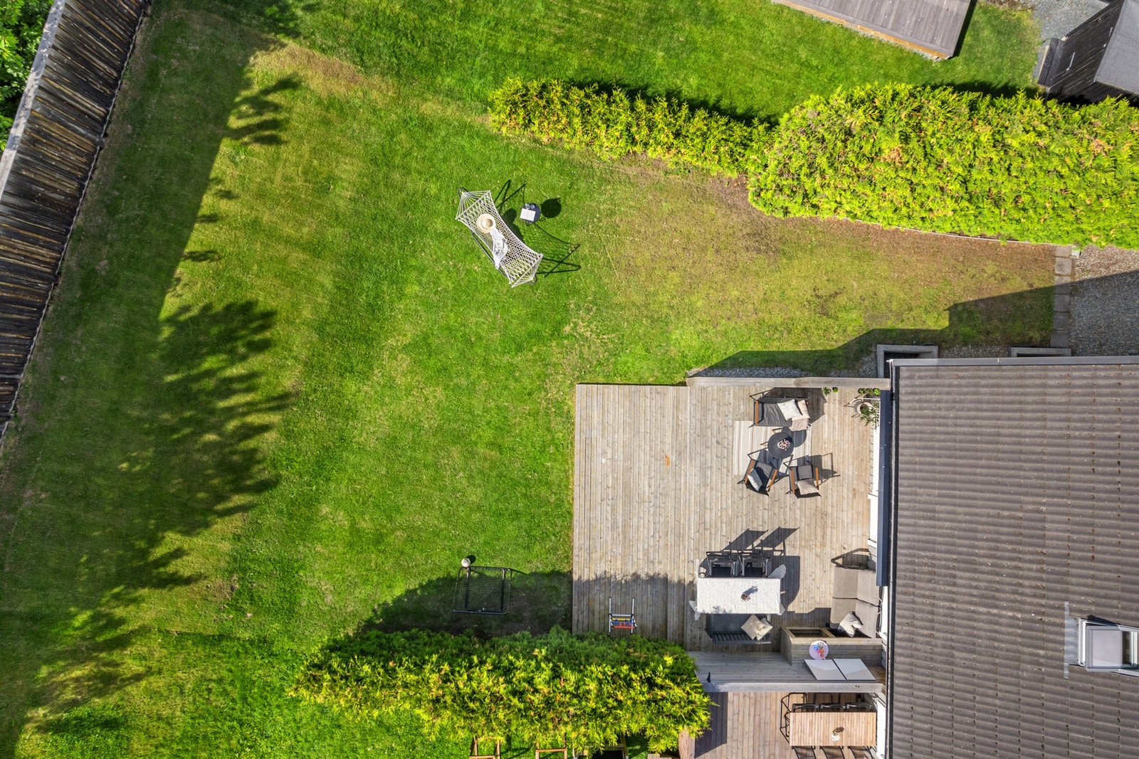 Dronefoto. Stort sett hele huset kan styres via app (Futurehome) som bl.a varme, lys, garasje, røykvarsler, ytterdør osv. Hub medfølger. Galleribilde