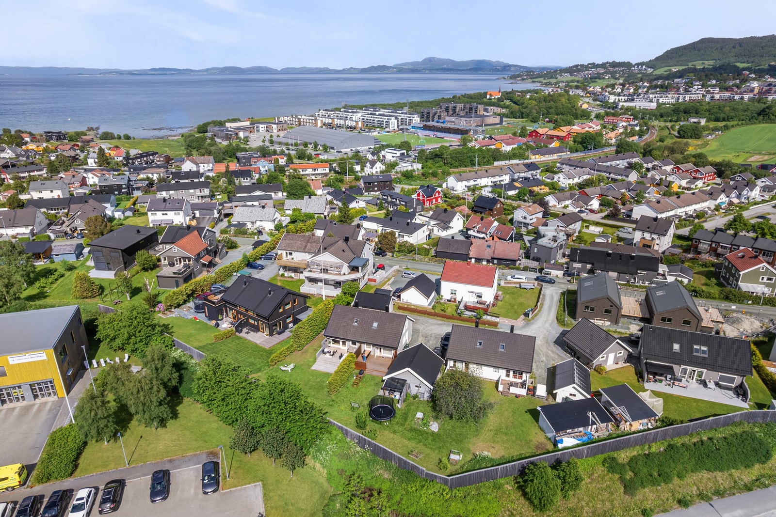 Her bor man skjermet og tilbaketrukket, samtidig som hverdagen er praktisk med nærhet til skole, barnehage, dagligvare, idrettsanlegg og gode kollektivforbindelser. Galleribilde