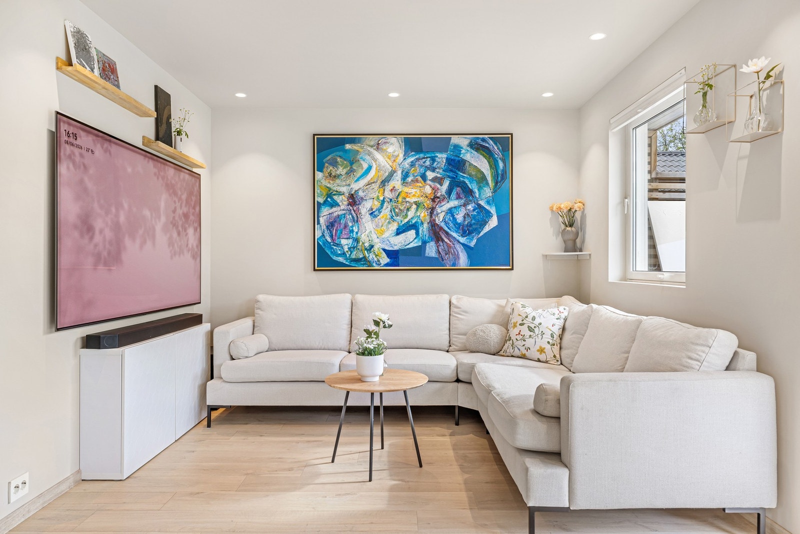 Etasjen er delt inn i tydelige soner med god plass til både sofagruppe og spisebord, samtidig som rommet oppleves luftig og åpent. Galleribilde
