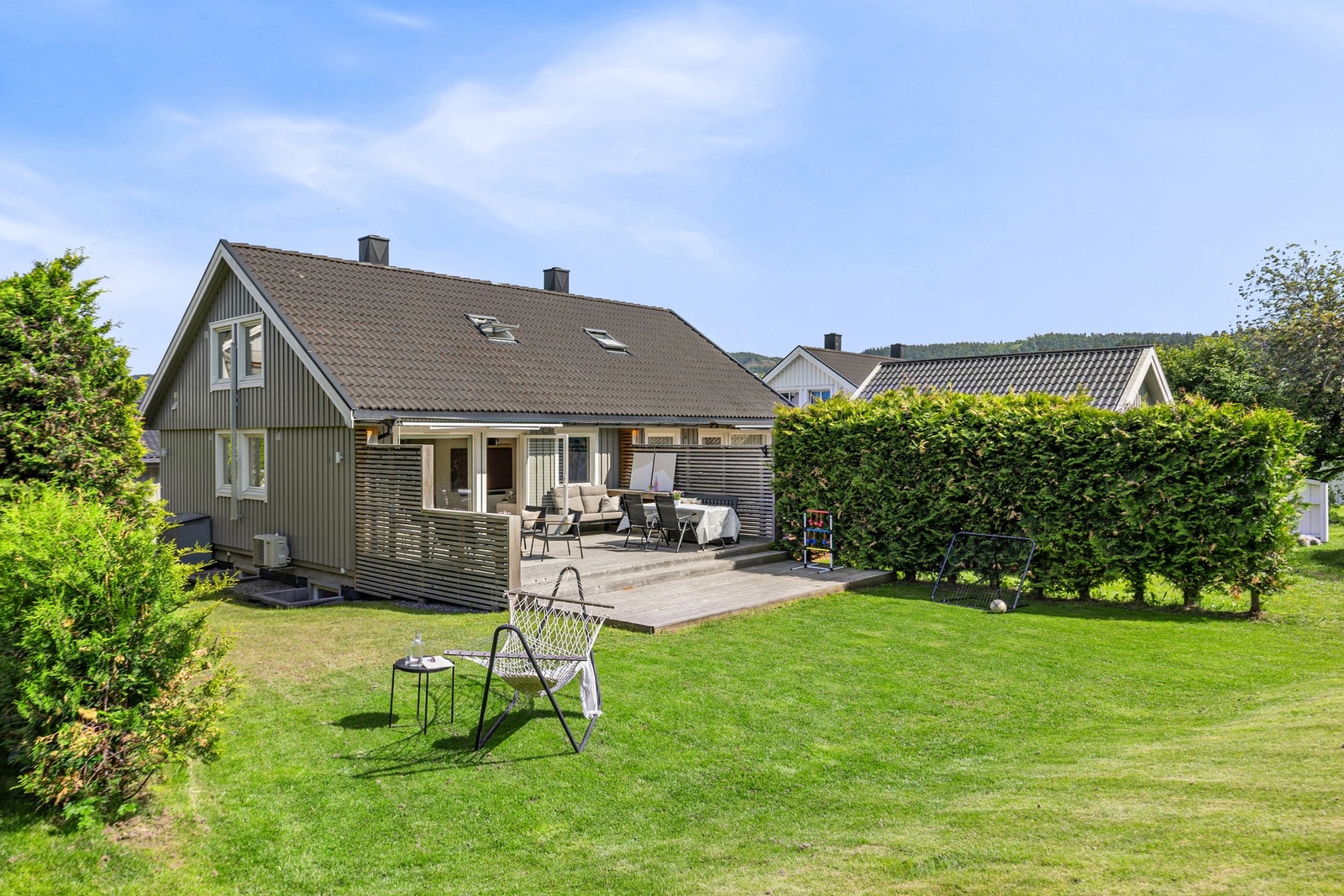 EiendomsMegler 1 v/Frank Robert Bae har gleden av å presentere en svært tiltalende og innholdsrik vertikaldelt halvpart over tre plan - med attraktiv beliggenhet på Ranheim. (Foto: Nonstad foto) Galleribilde