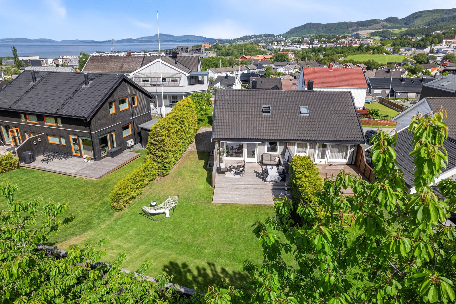 Nabolaget har et tydelig familievennlig preg, med rolige omgivelser og husstander hovedsakelig bestående av barnefamilier. Galleribilde