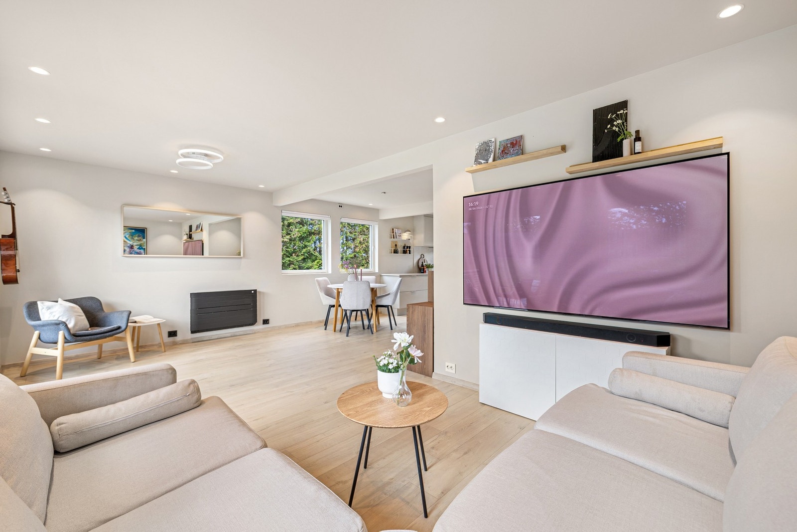 Gjennomgående 1-stavs gulv og downlights i himling (2021). Galleribilde