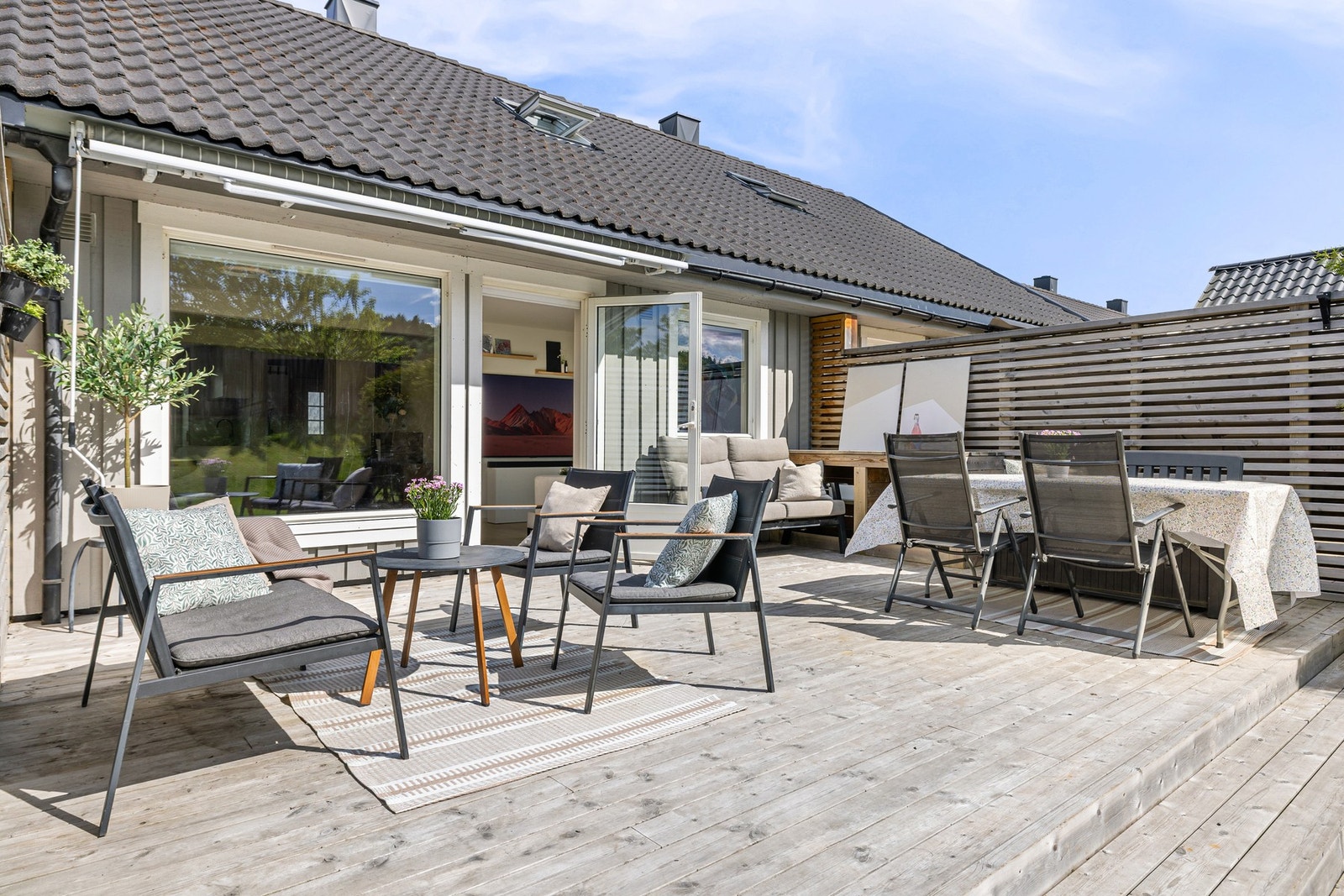 Terrassen byr på gode møbleringsmuligheter med plass til flere sittegrupper, spiseplass og grill. Galleribilde