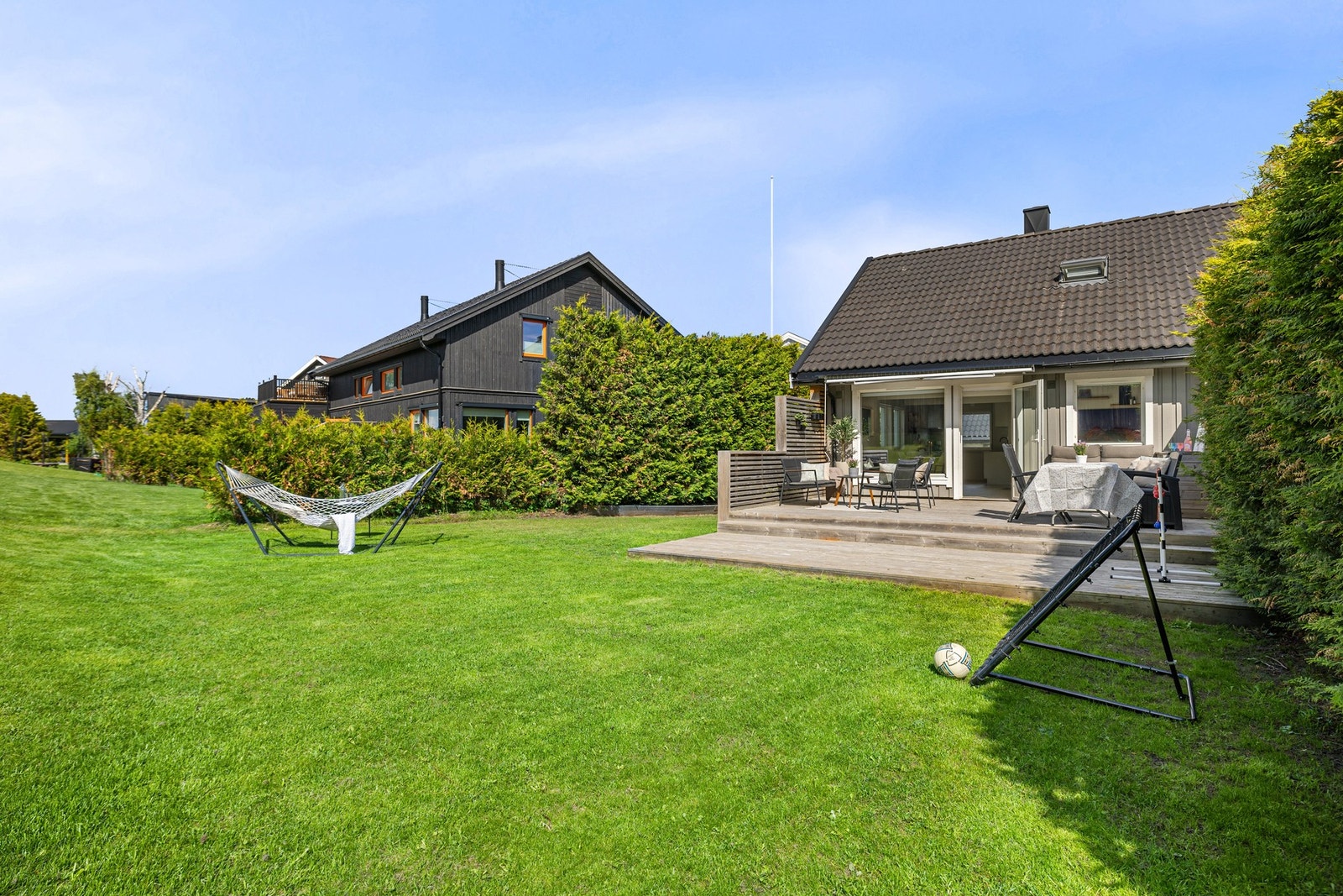 Her ligger alt til rette for lange sommerdager med fine muligheter for både lek, uteopphold og hyggelige sammenkomster. Galleribilde