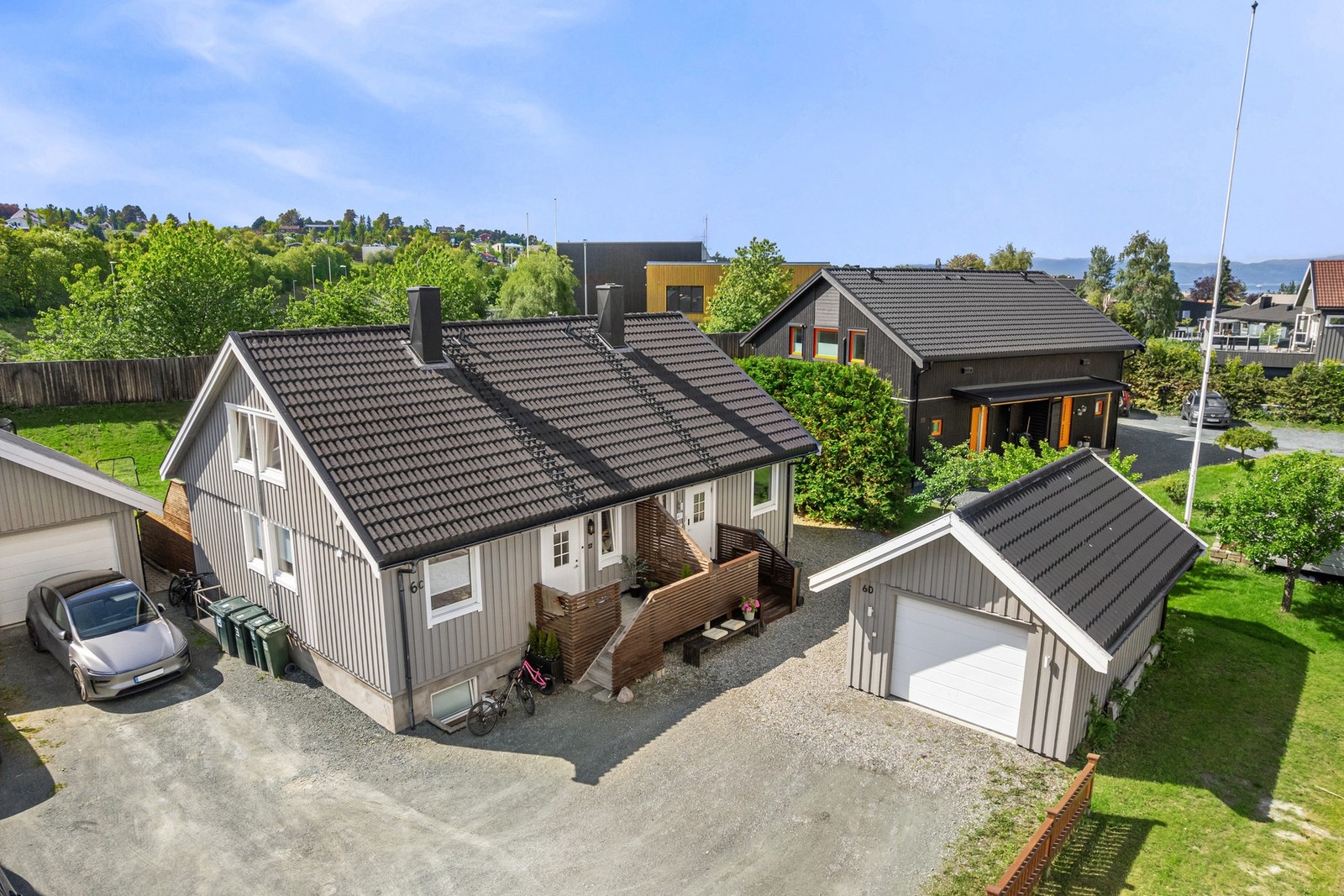 Boligen har egen garasje + oppstillingsplasser. Stort sett hele huset kan styres via app (varme, lys, garasje, røykvarsler, ytterdør osv.) Galleribilde