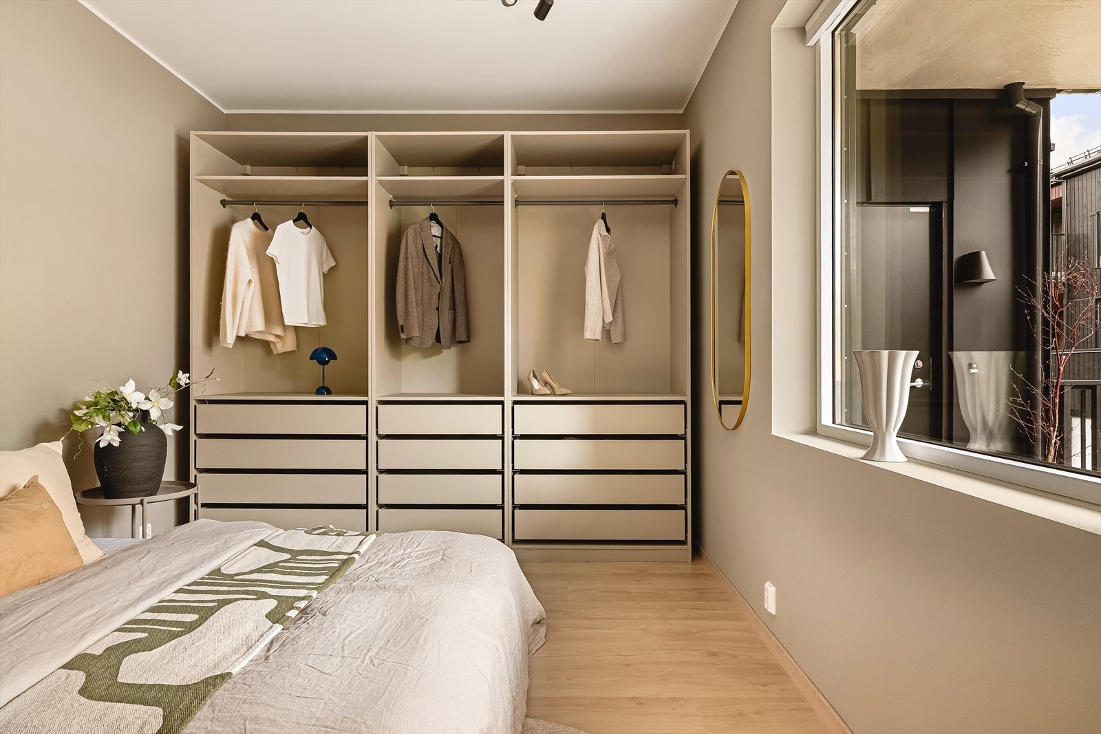 Soverom på 11 kvm med god plass til dobbeltseng, garderobeskap og annet ønsket møblement. Overflatene på soverommet er av samme høye kvalitet som resten av leiligheten. Galleribilde