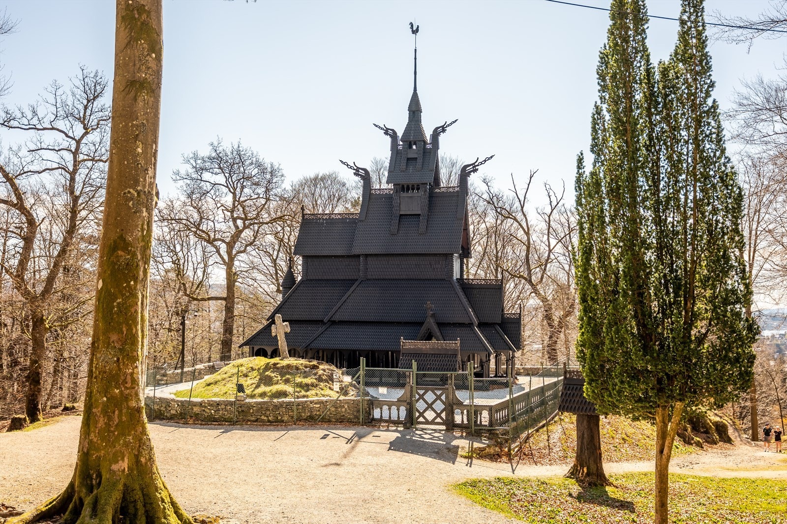 Kort vei til Fantoft stavkirke. En av Bergens mest kjente severdigheter og ligger idyllisk til i skogsområdet på Fantoft. Galleribilde