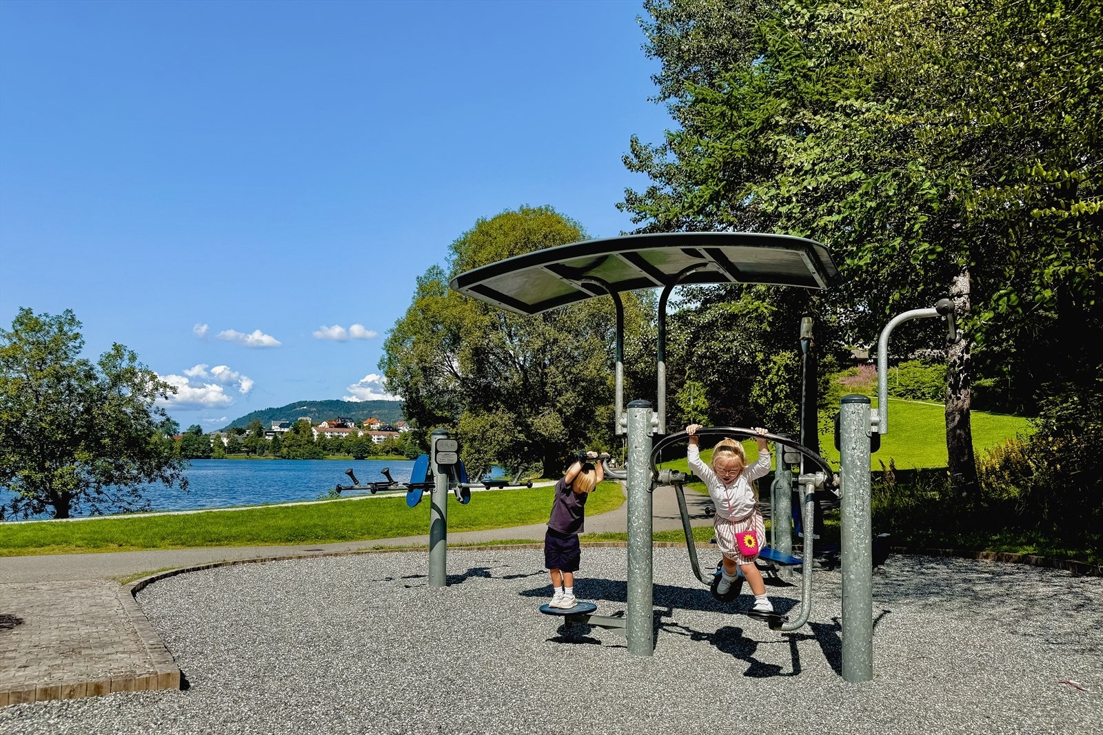 Rundt vannet går det en ca. 1,9 km lang turvei, som er lett tilgjengelig året rundt og godt egnet for både gåturer, jogging og familieturer. Galleribilde