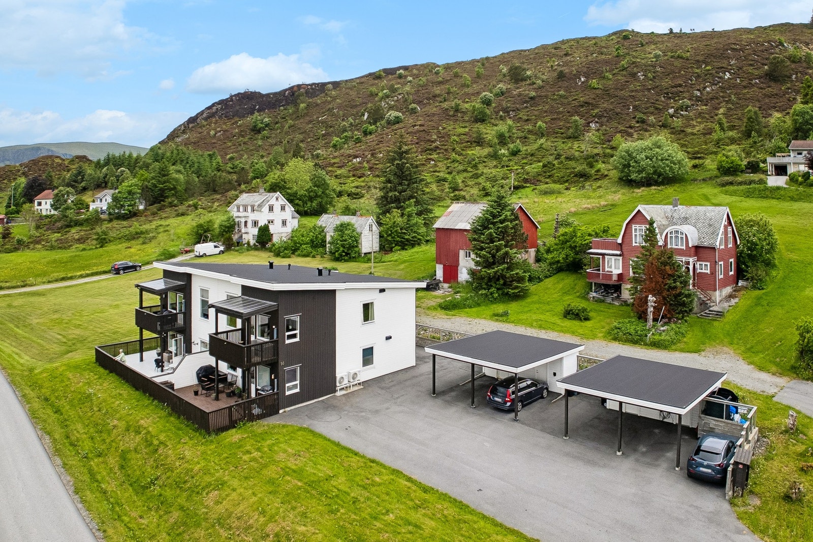 Det medfølger carport med bod i bakkant. Galleribilde