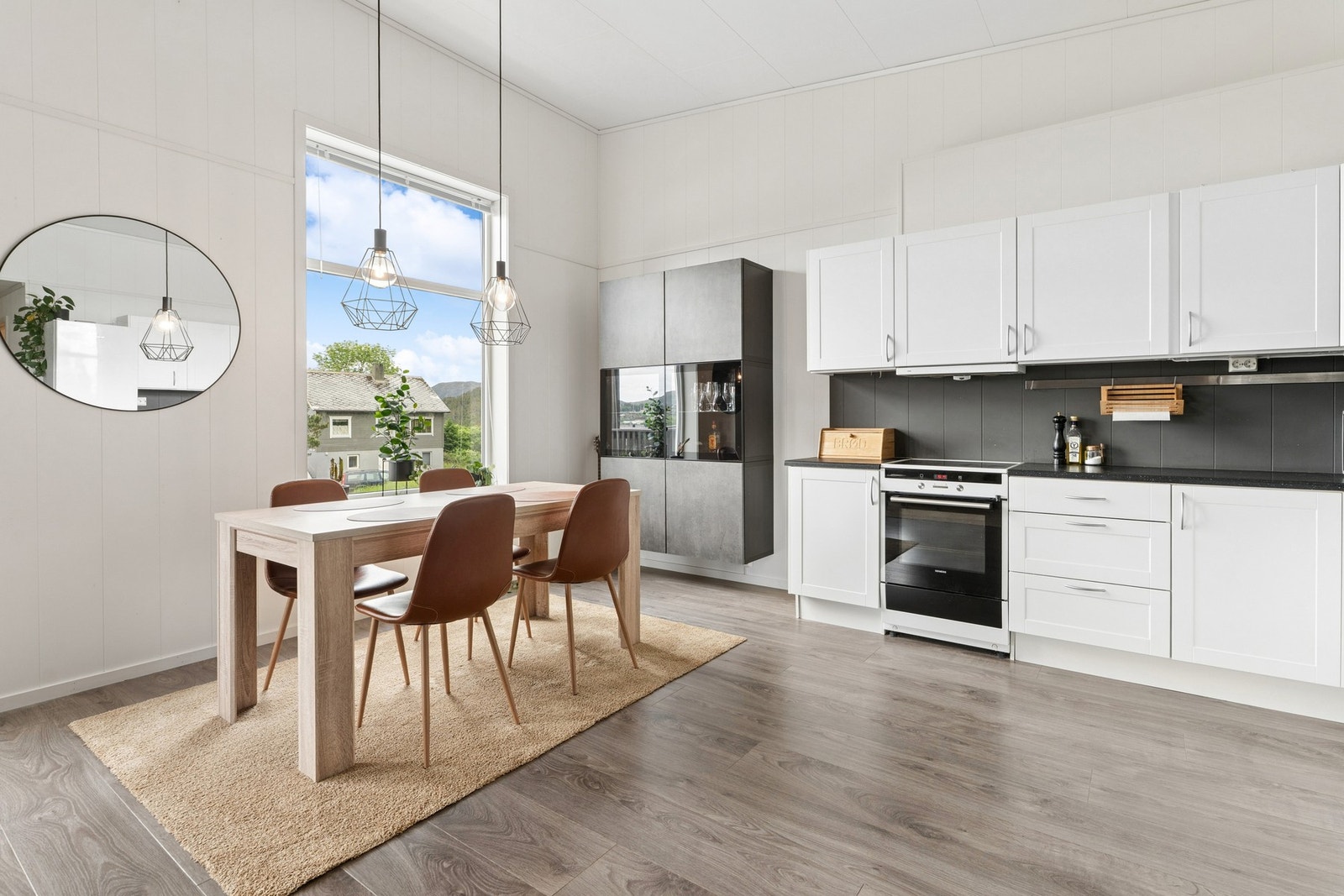 Kjøkkenet har innredning med profilerte fronter og benkeplate av laminat. Galleribilde